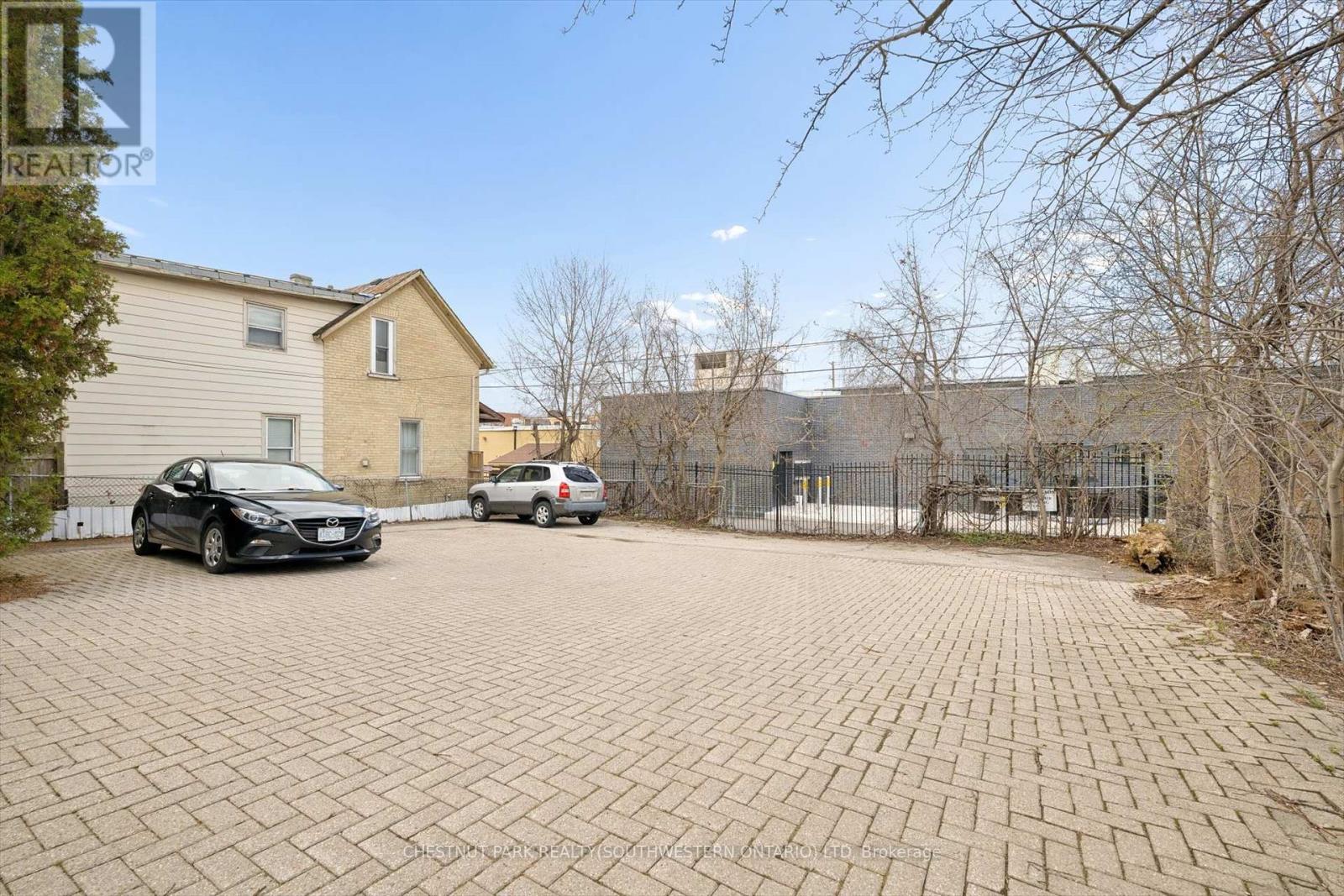 64 Francis Street N Property Photo 33