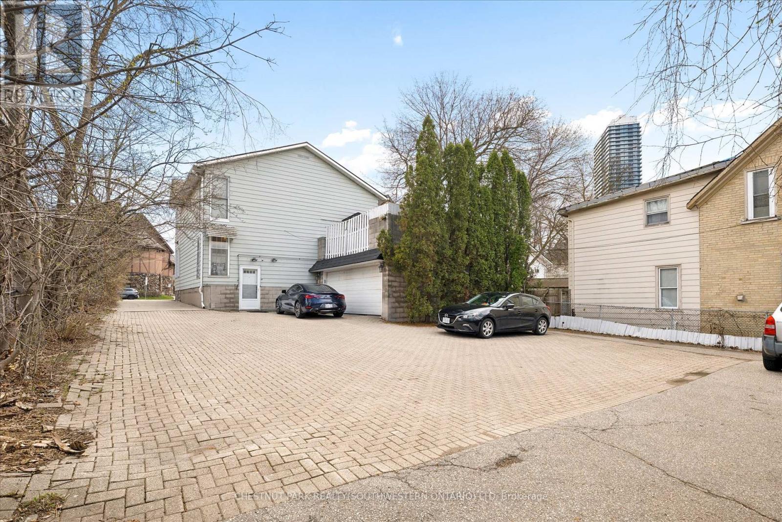 64 Francis Street N Property Photo 34