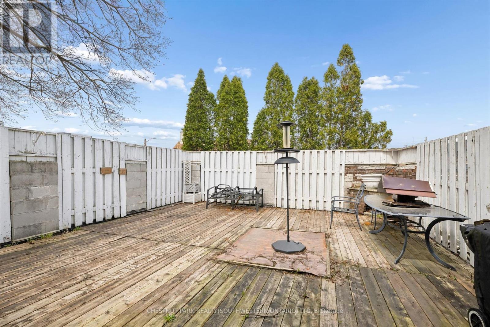 64 Francis Street N Property Photo 35