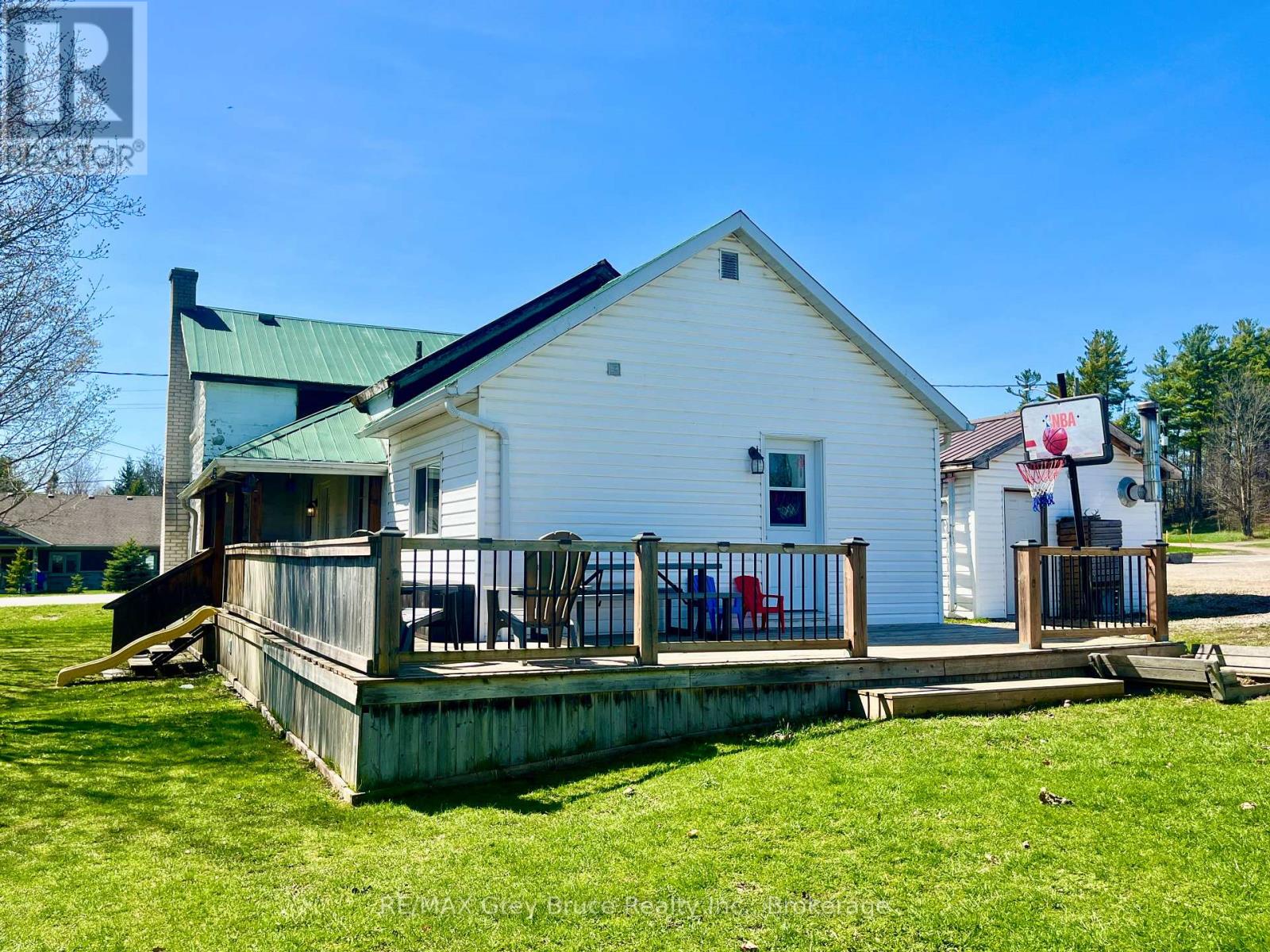 141 Yonge Street N Property Photo 1