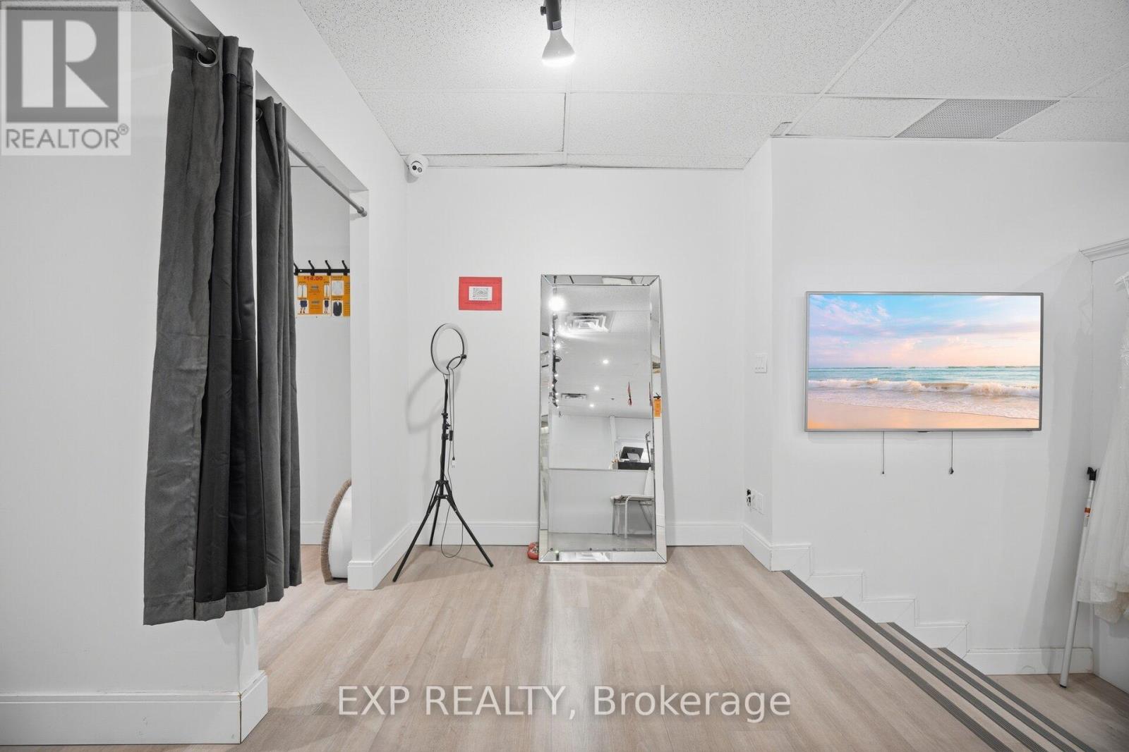 232 - 2 King Street W Property Photo 13