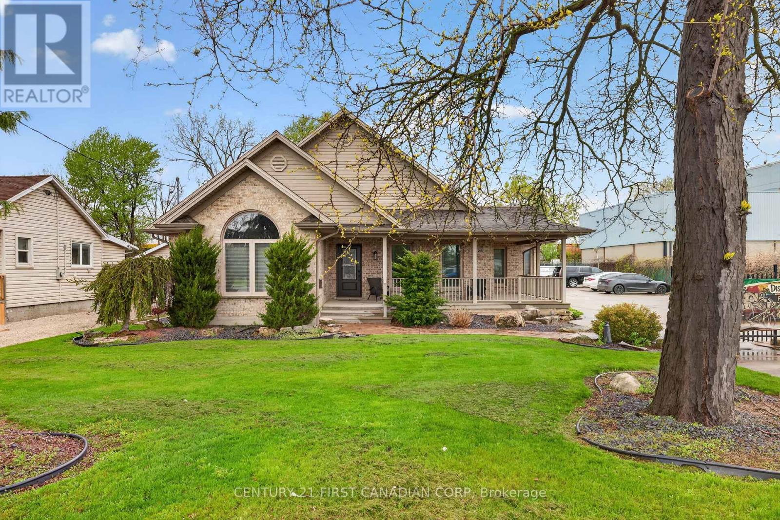 425 Park Avenue W Property Photo 1
