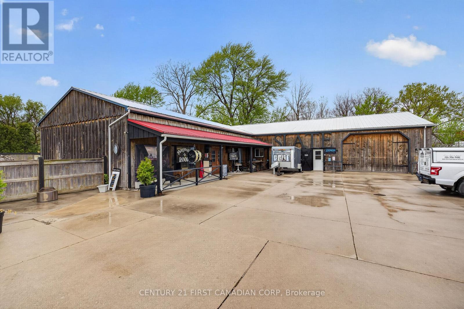 425 Park Avenue W Property Photo 3