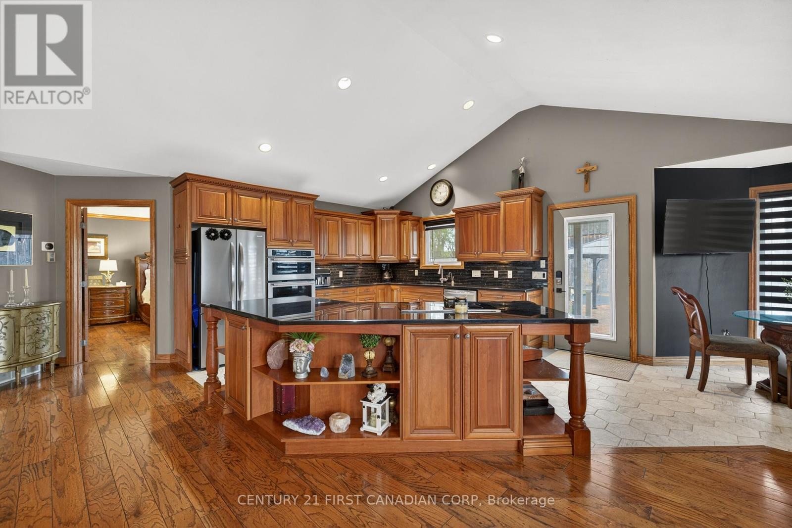 425 Park Avenue W Property Photo 7