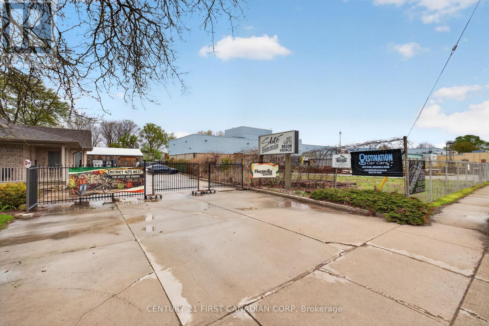 425 Park Avenue W Property Photo 8