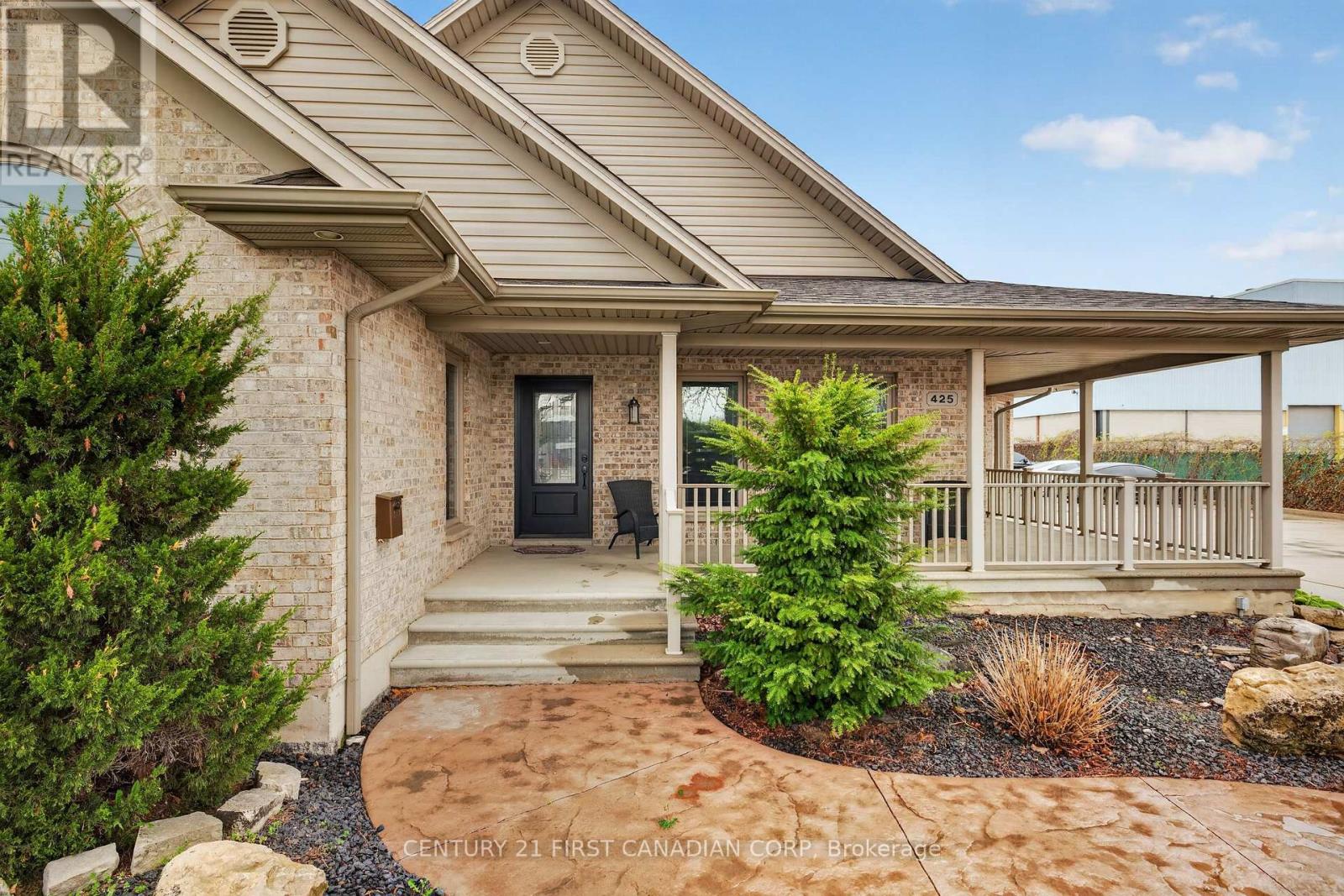 425 Park Avenue W Property Photo 9