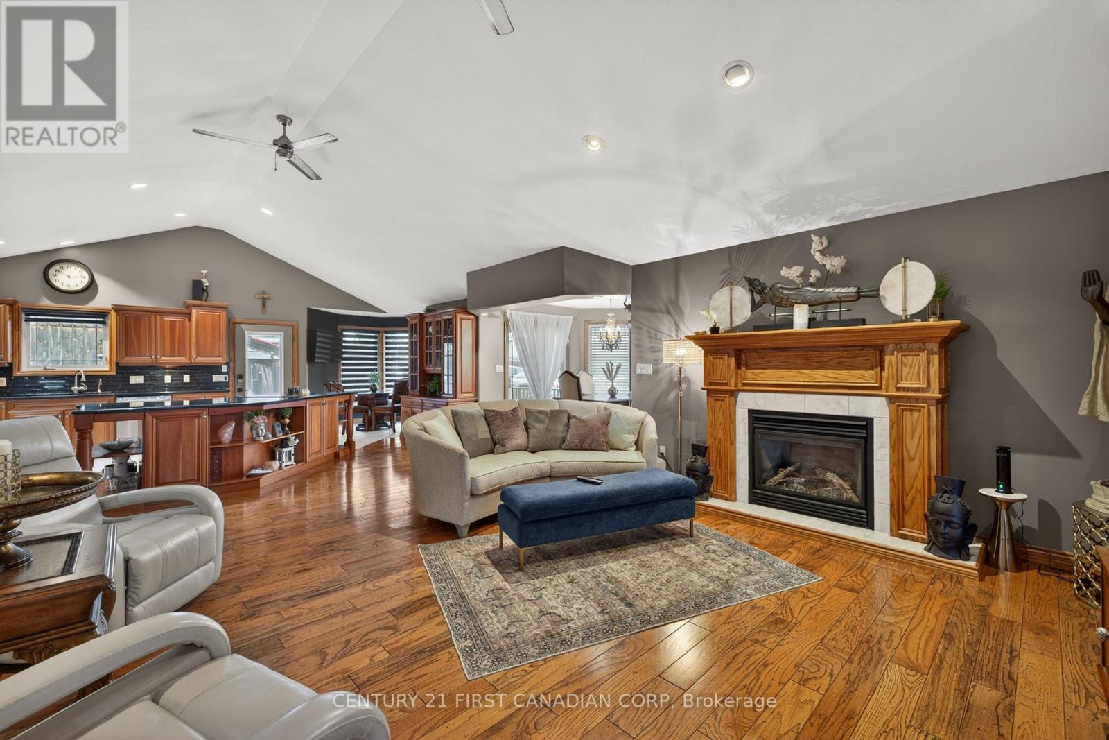 425 Park Avenue W Property Photo 10