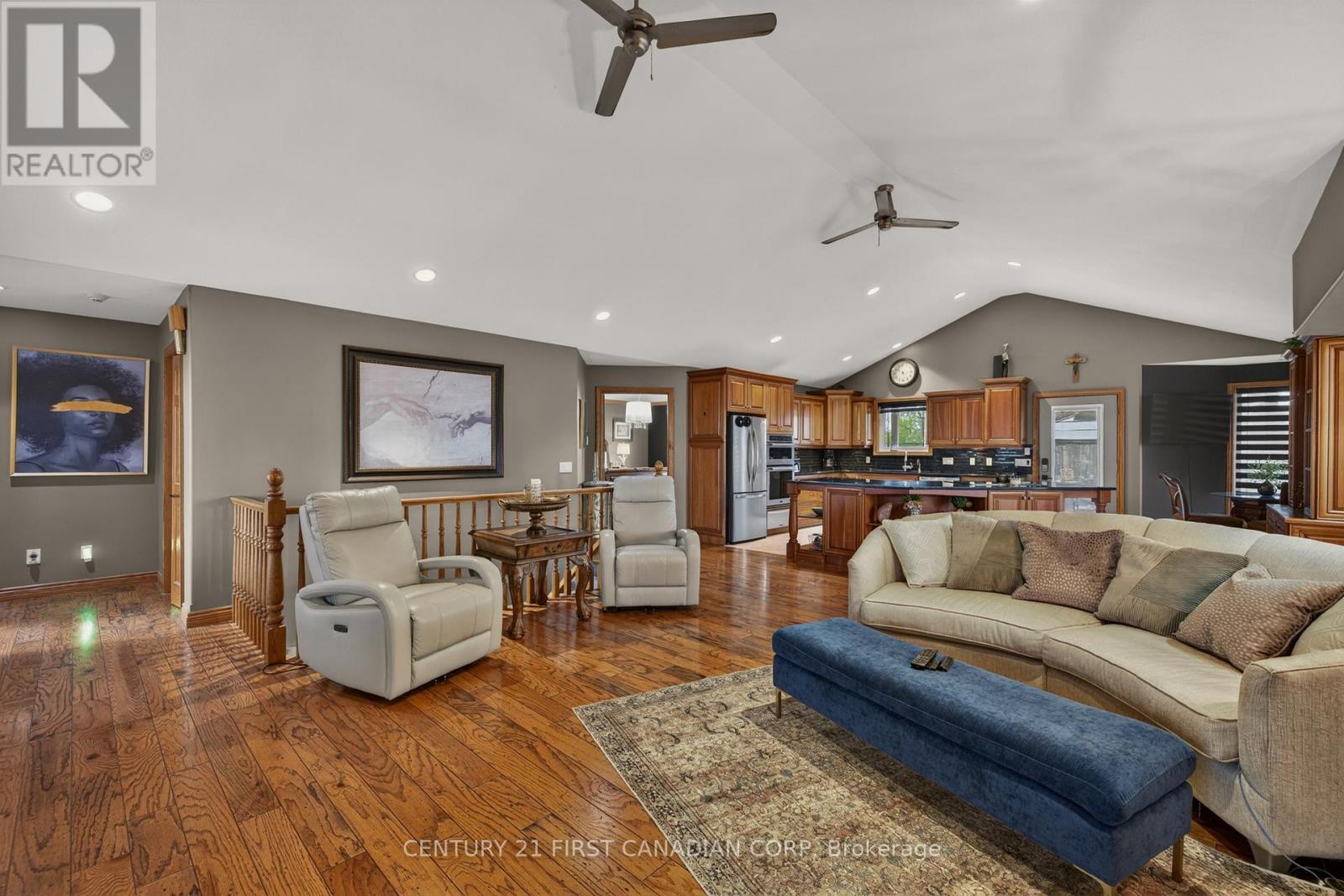 425 Park Avenue W Property Photo 11