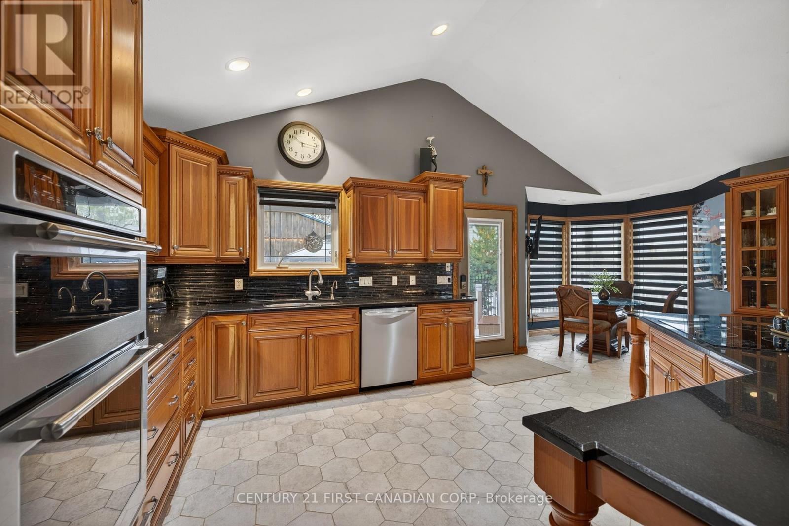 425 Park Avenue W Property Photo 13