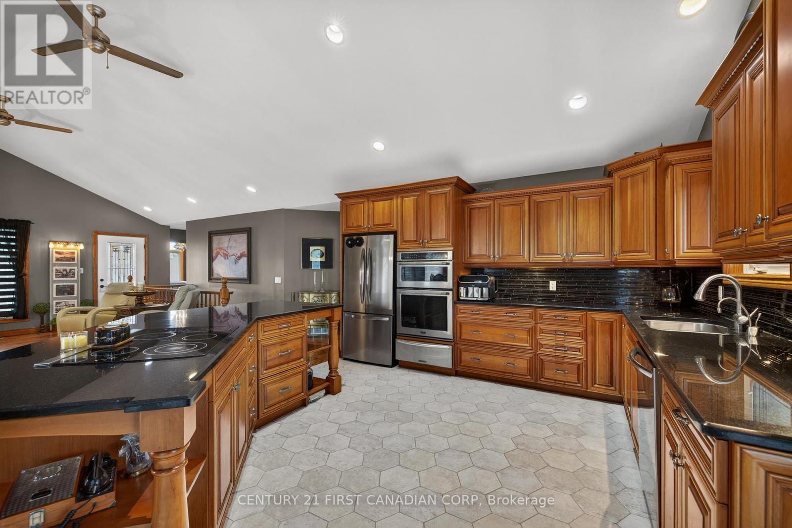 425 Park Avenue W Property Photo 14