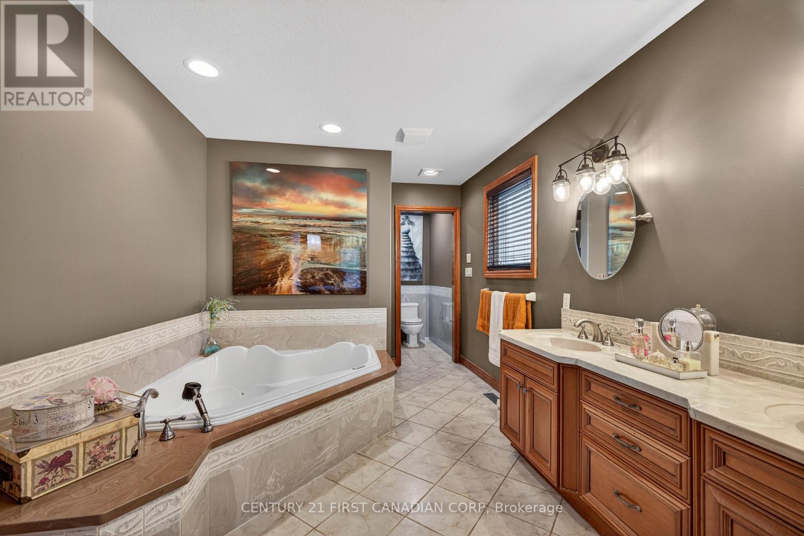 425 Park Avenue W Property Photo 18