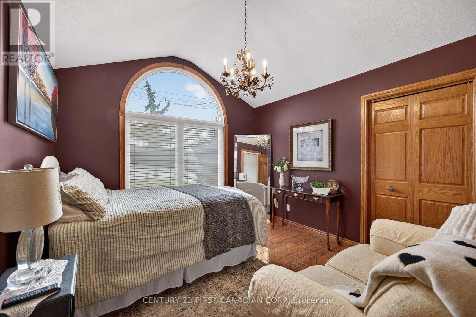 425 Park Avenue W Property Photo 19