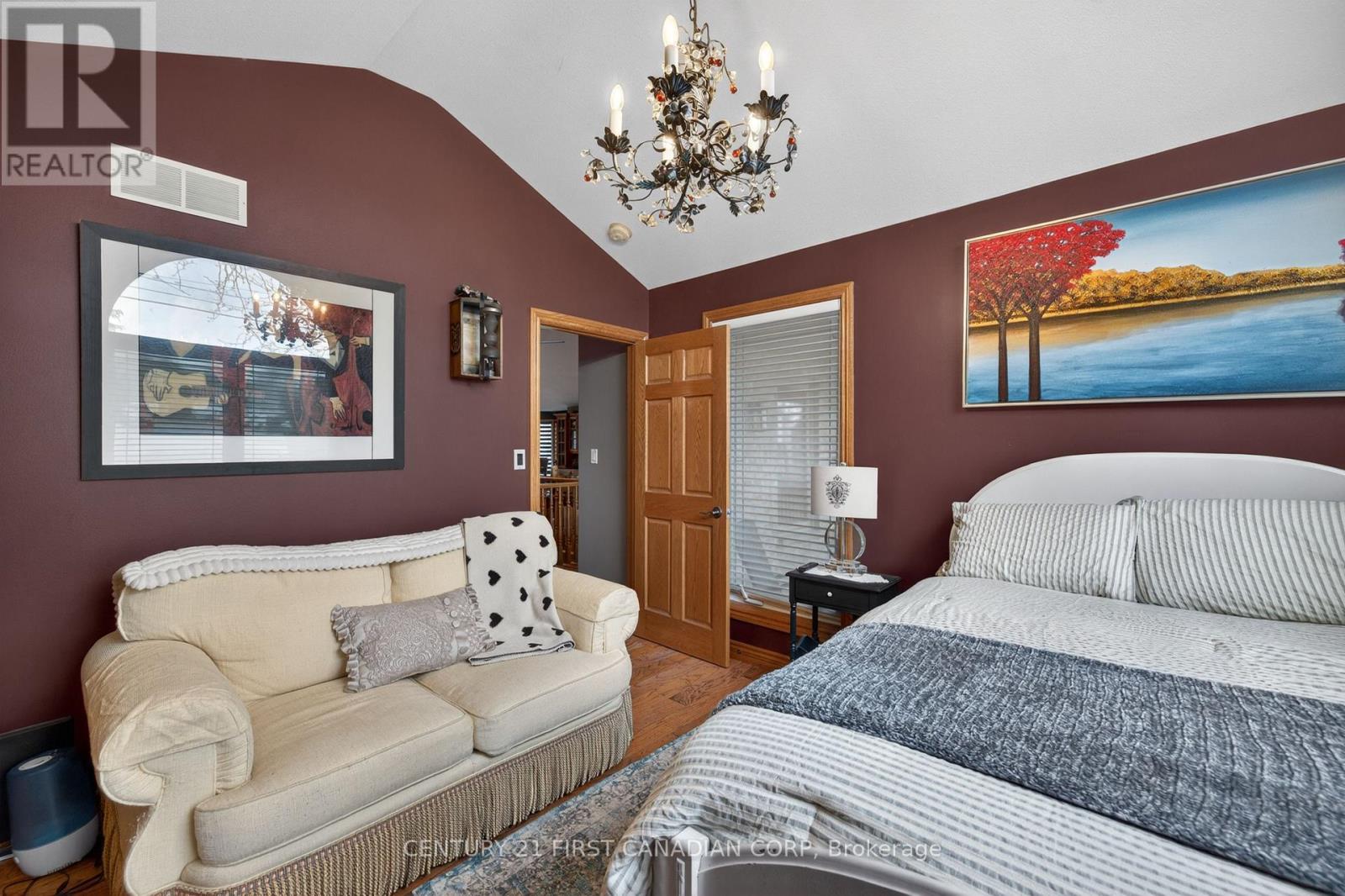 425 Park Avenue W Property Photo 20