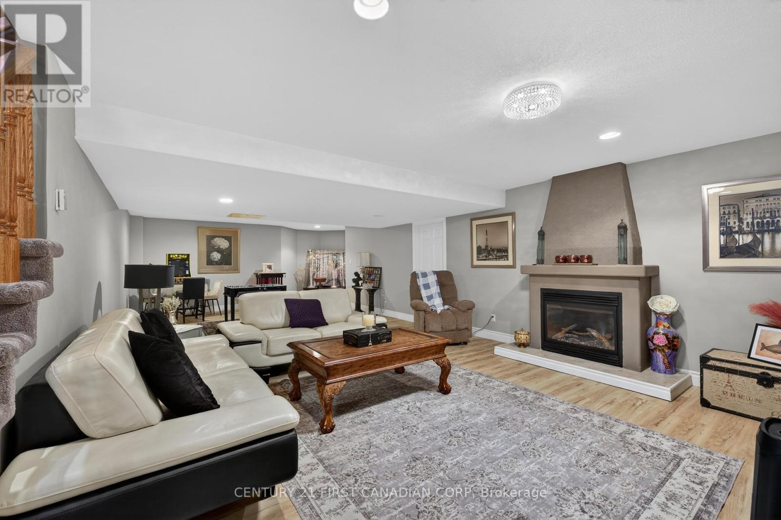 425 Park Avenue W Property Photo 22