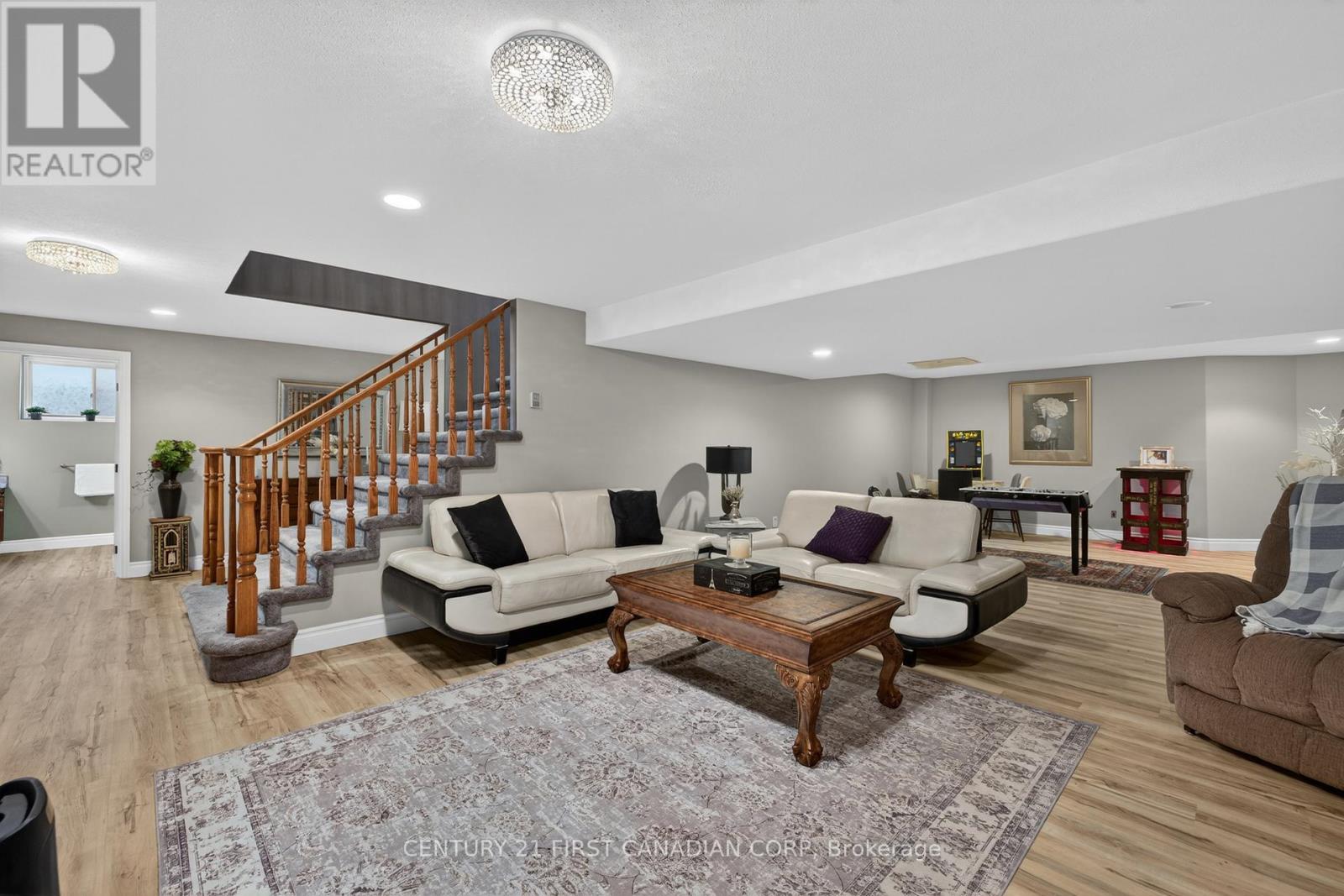 425 Park Avenue W Property Photo 23