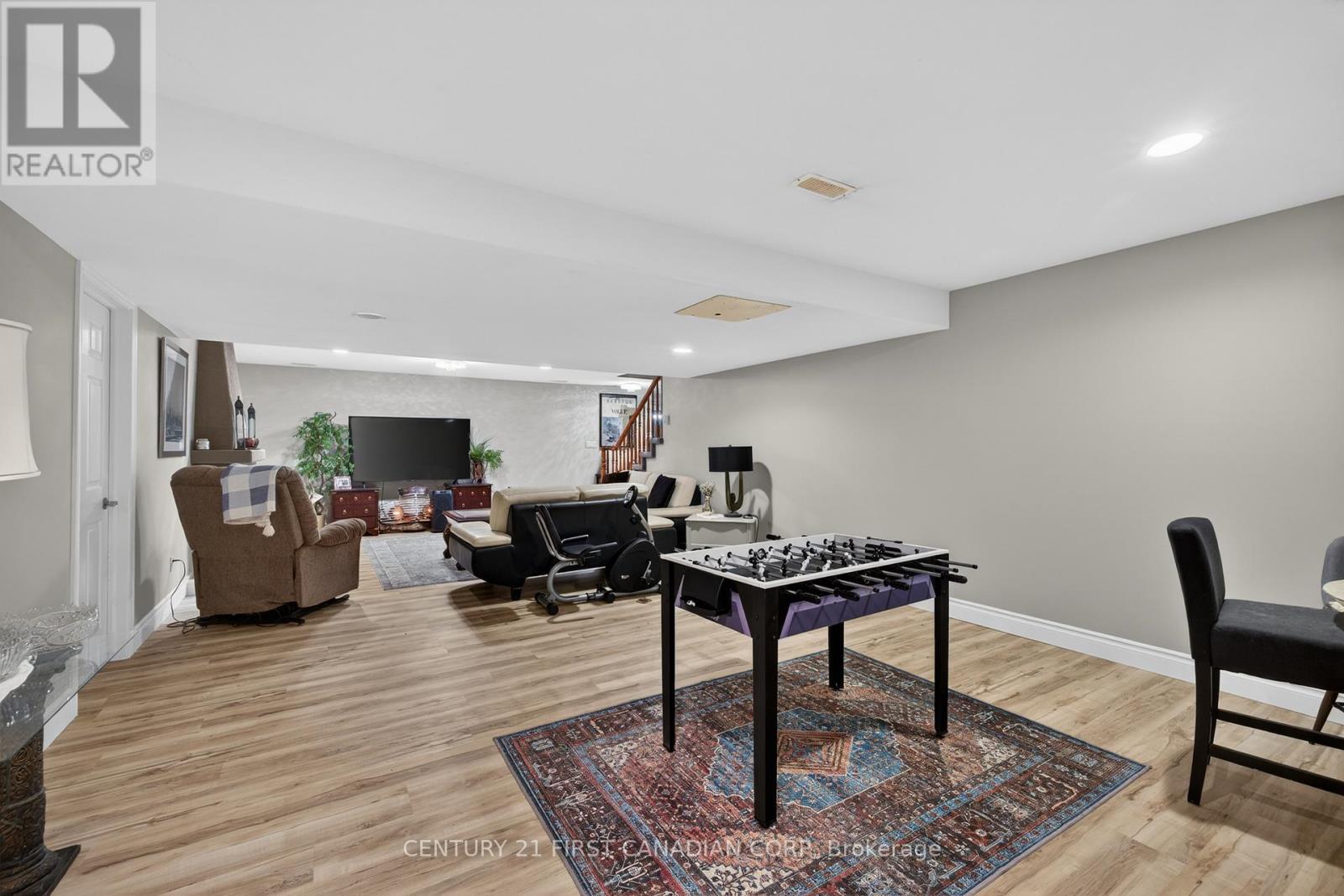 425 Park Avenue W Property Photo 24