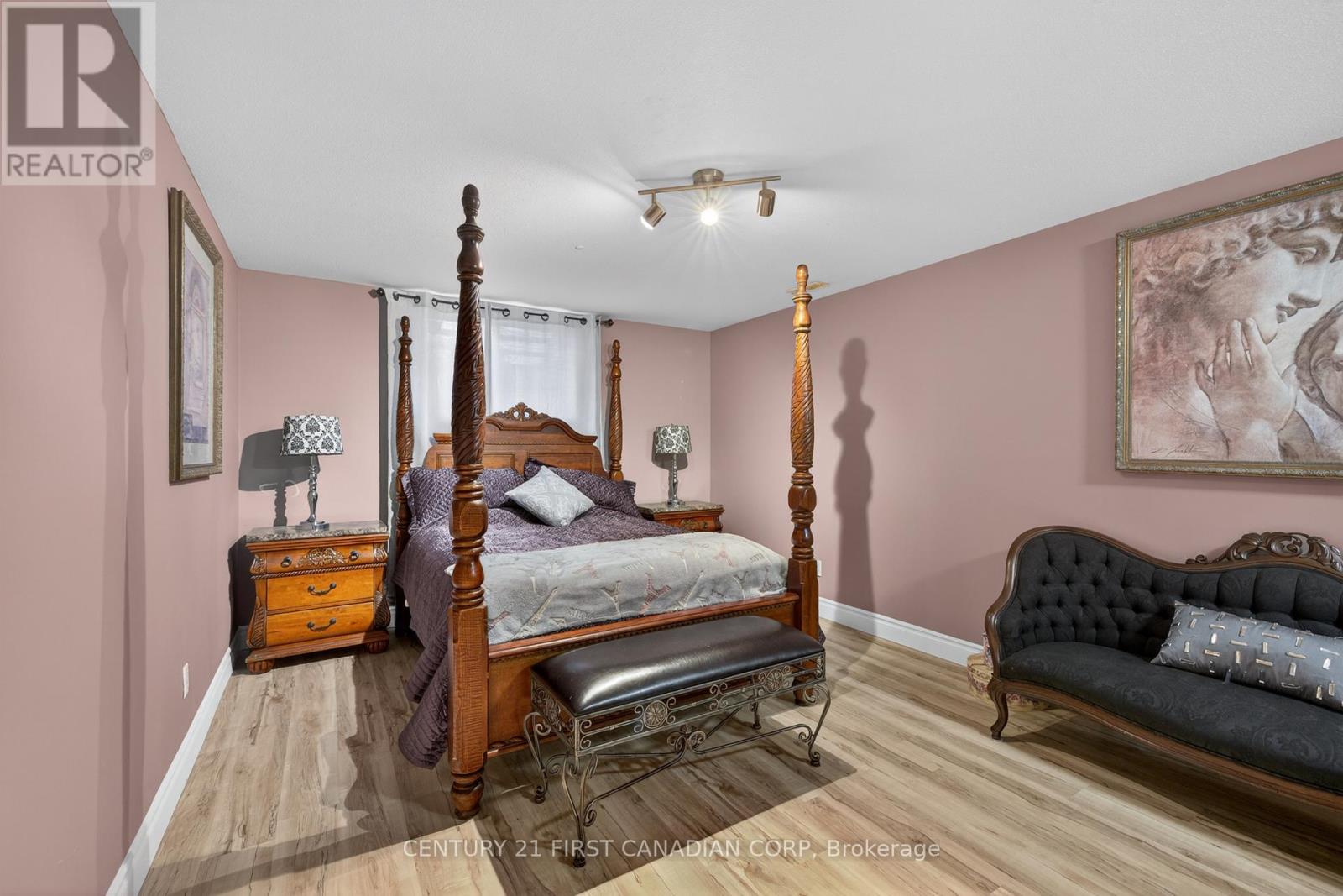 425 Park Avenue W Property Photo 27