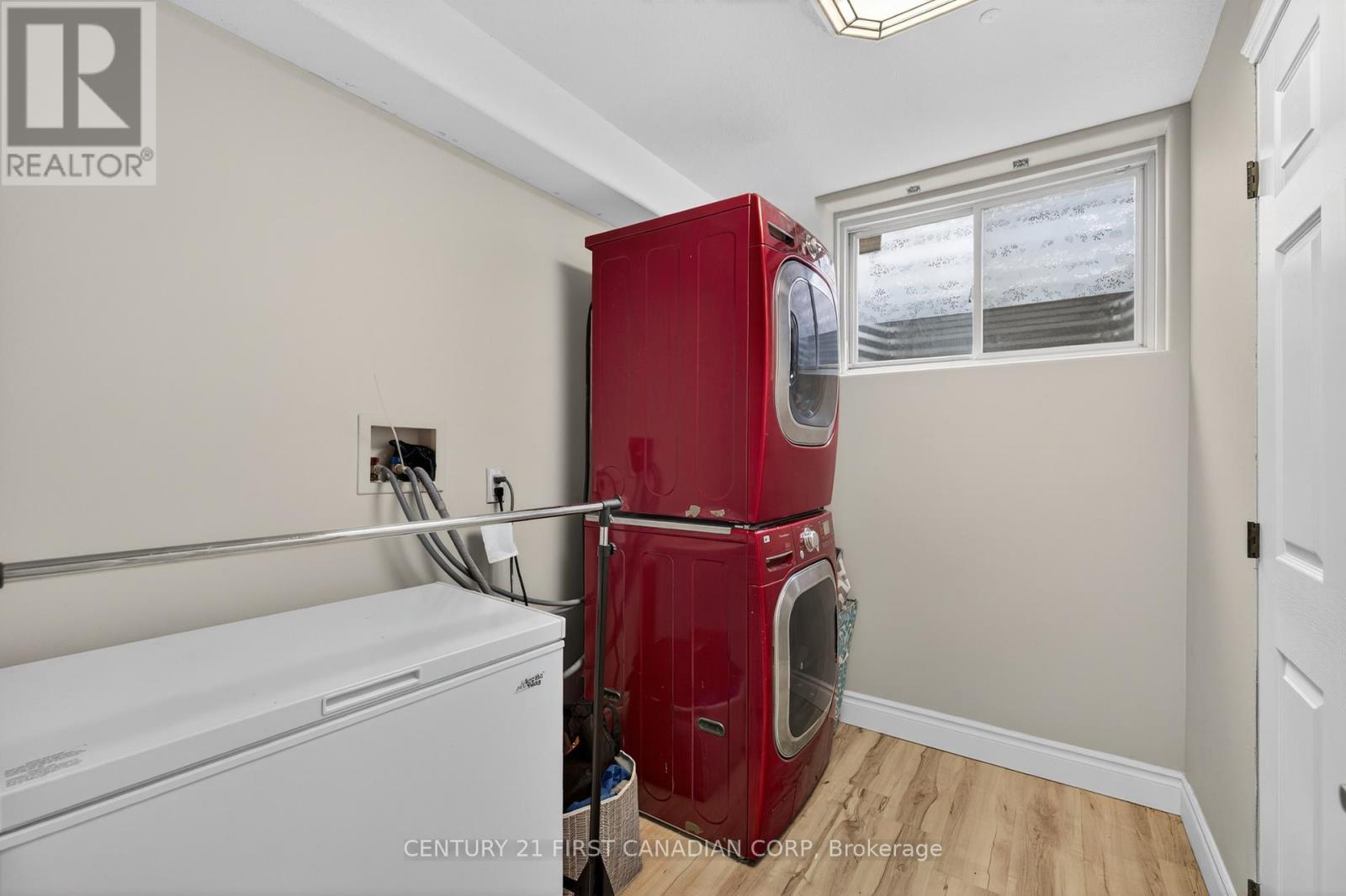 425 Park Avenue W Property Photo 28