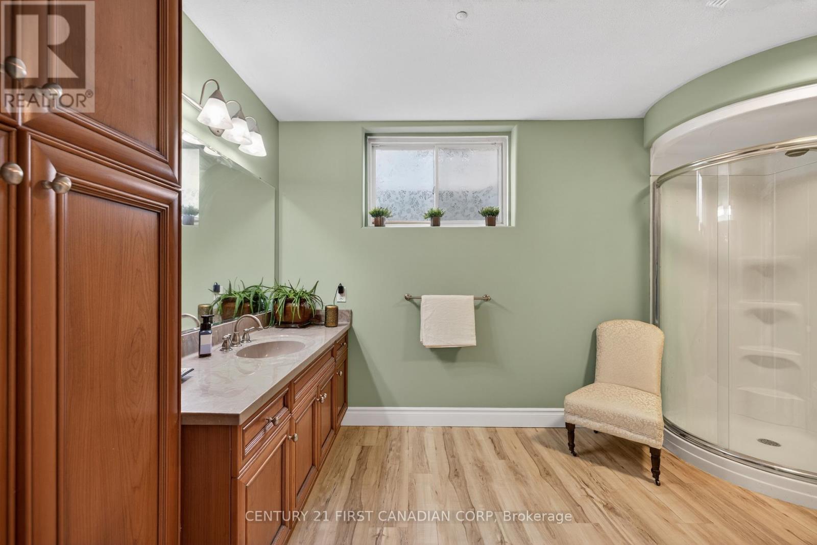 425 Park Avenue W Property Photo 29