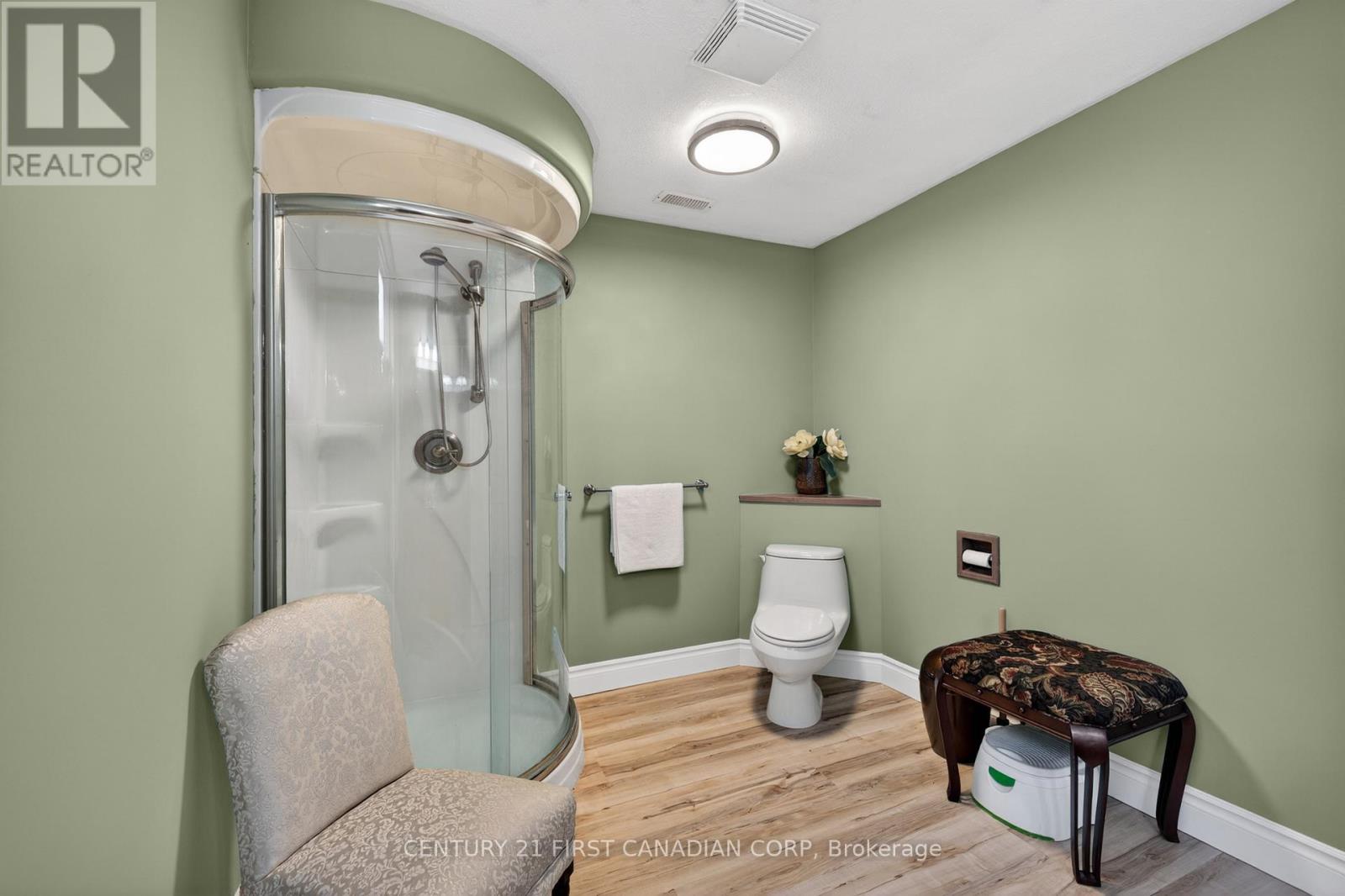 425 Park Avenue W Property Photo 30