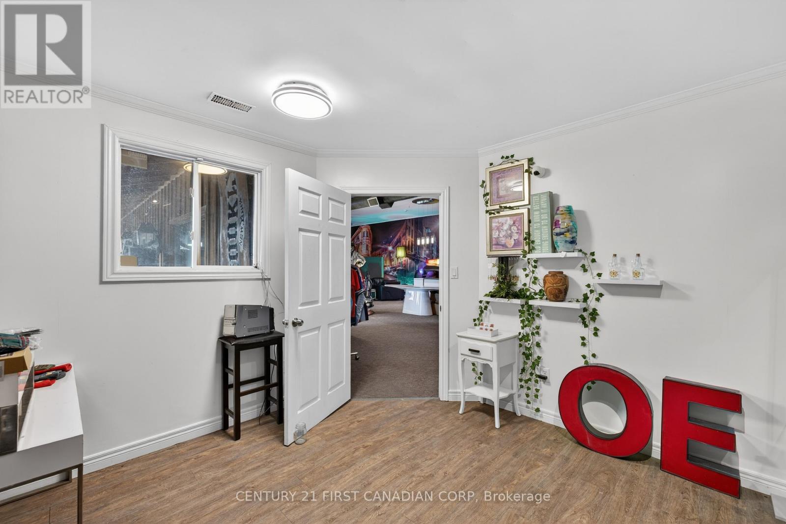 425 Park Avenue W Property Photo 34