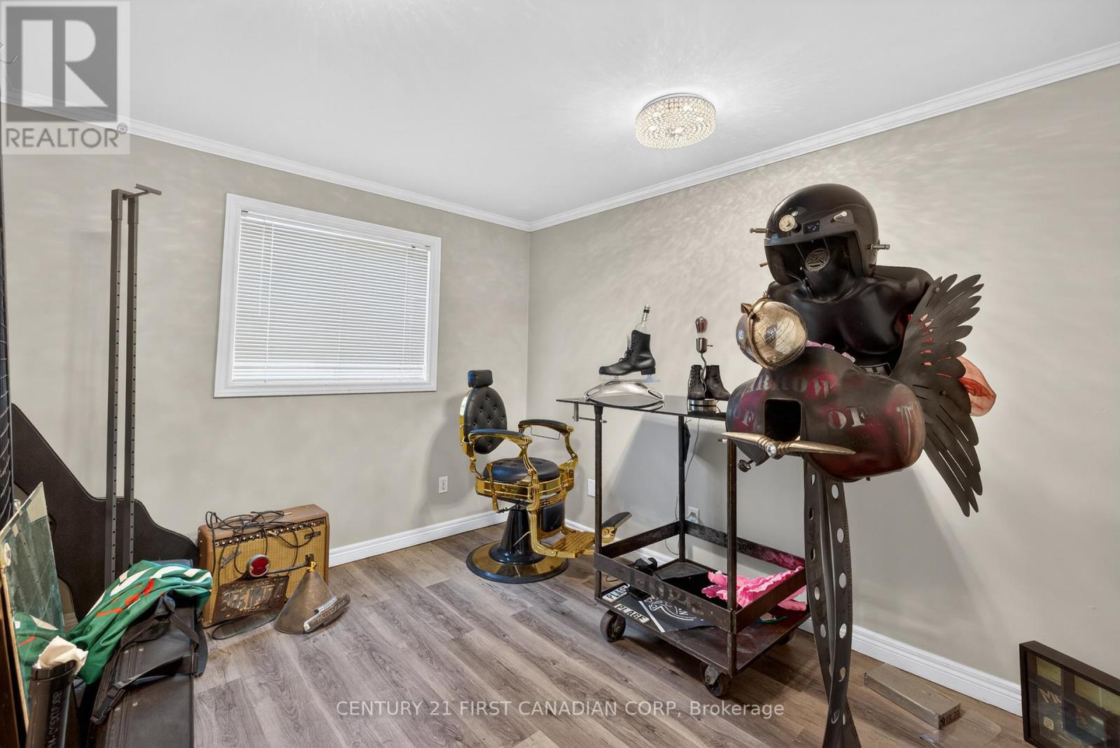 425 Park Avenue W Property Photo 35