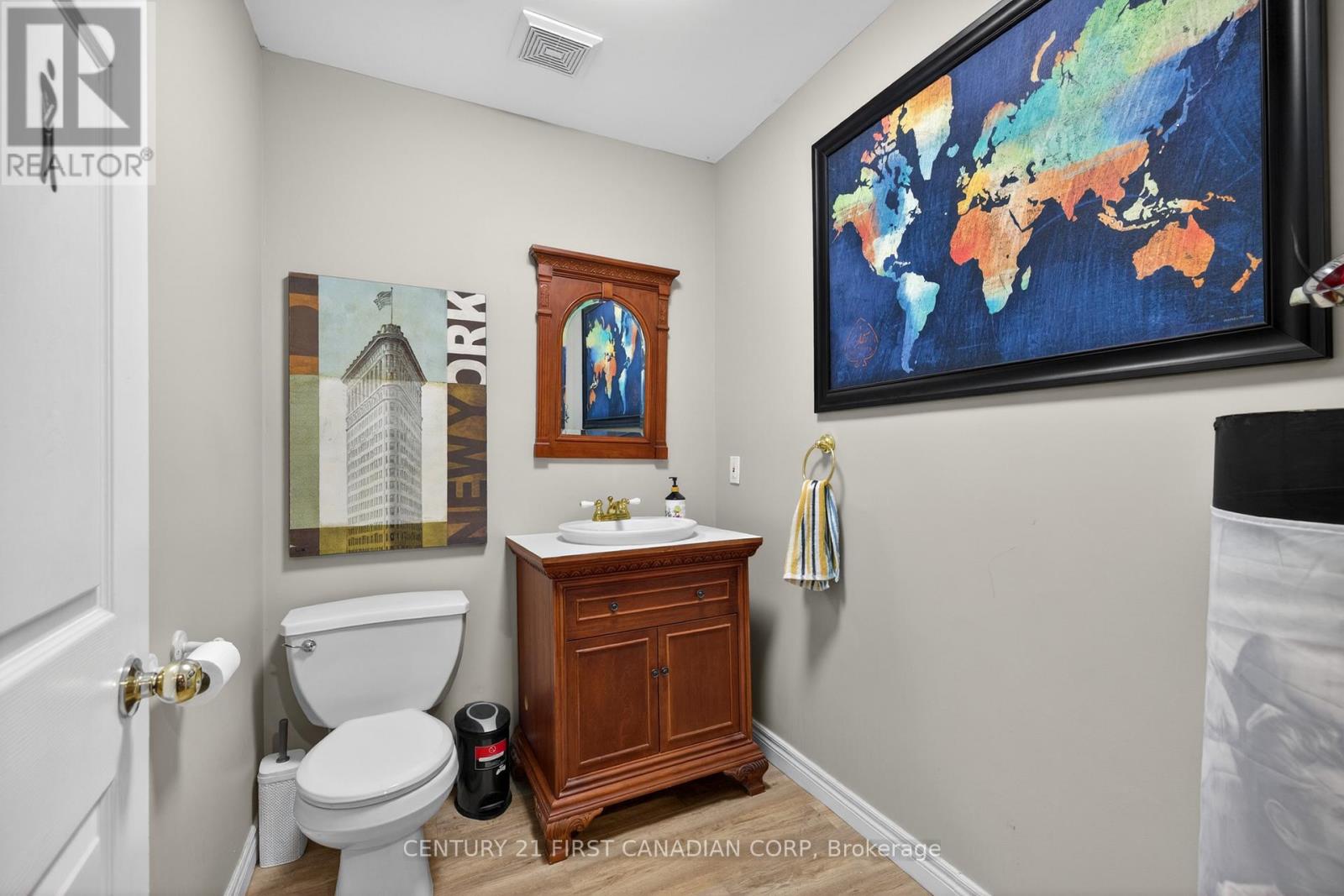 425 Park Avenue W Property Photo 37