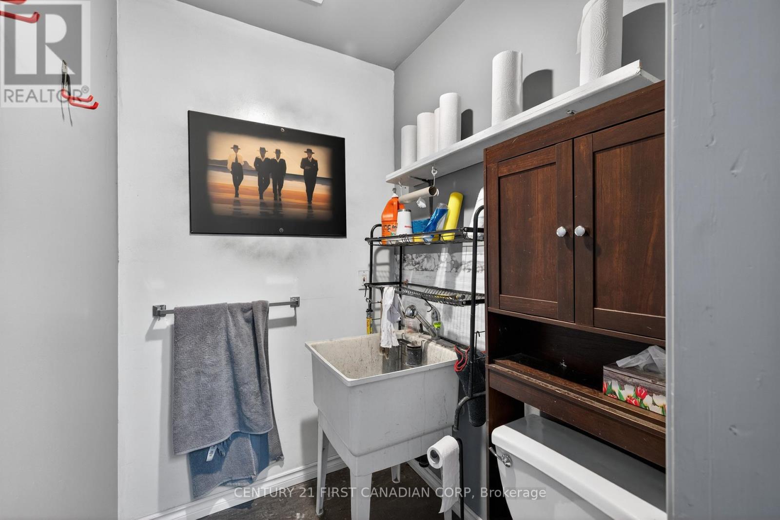 425 Park Avenue W Property Photo 39