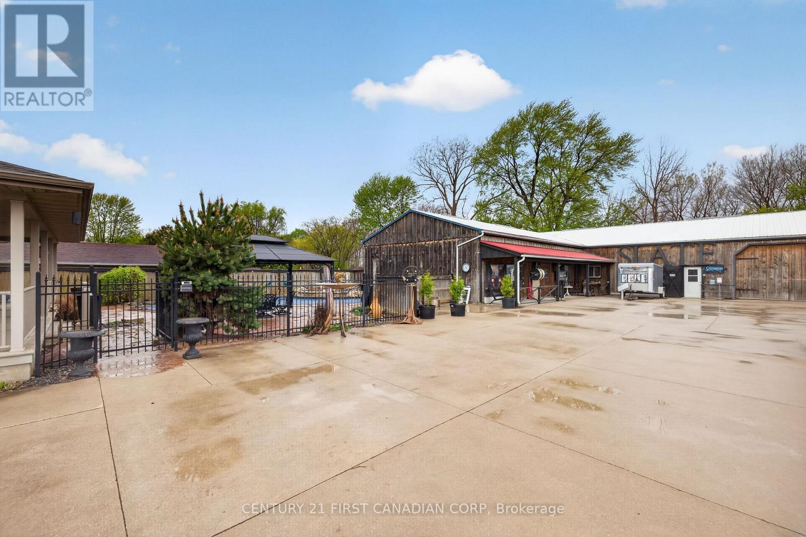425 Park Avenue W Property Photo 44