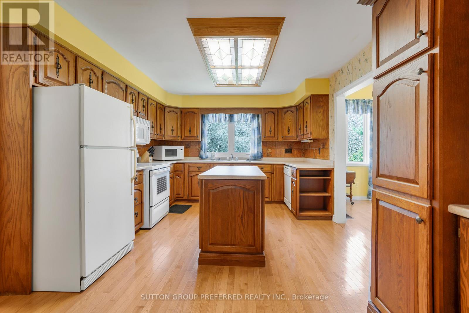18725 Desmond Road Property Photo 5