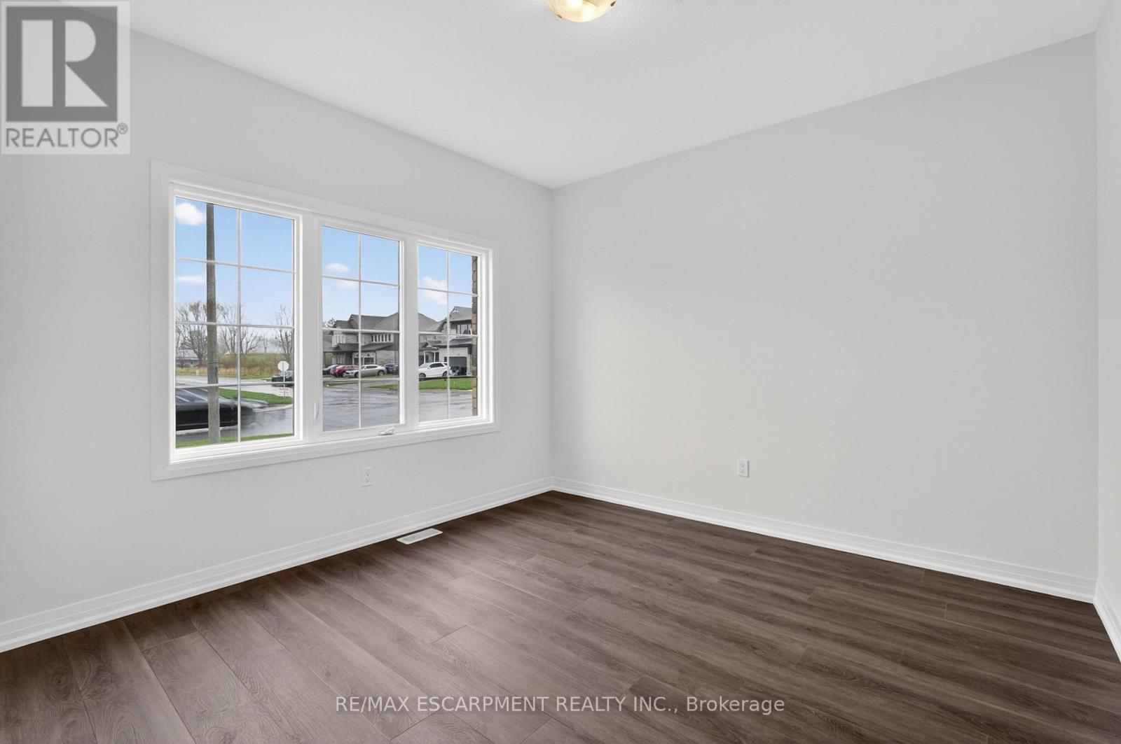 1034 Kraft Road N Property Photo 5