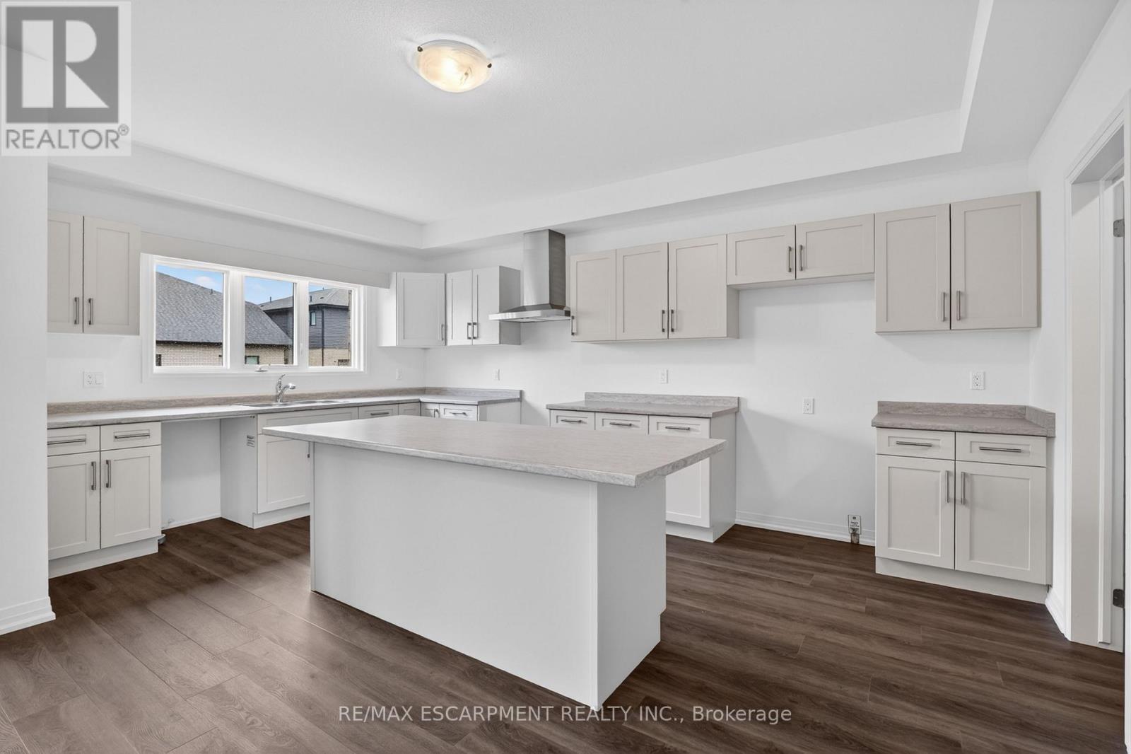 1034 Kraft Road N Property Photo 14
