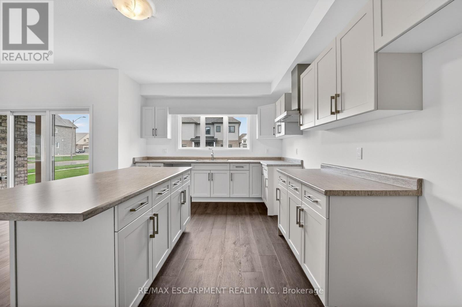 1034 Kraft Road N Property Photo 17