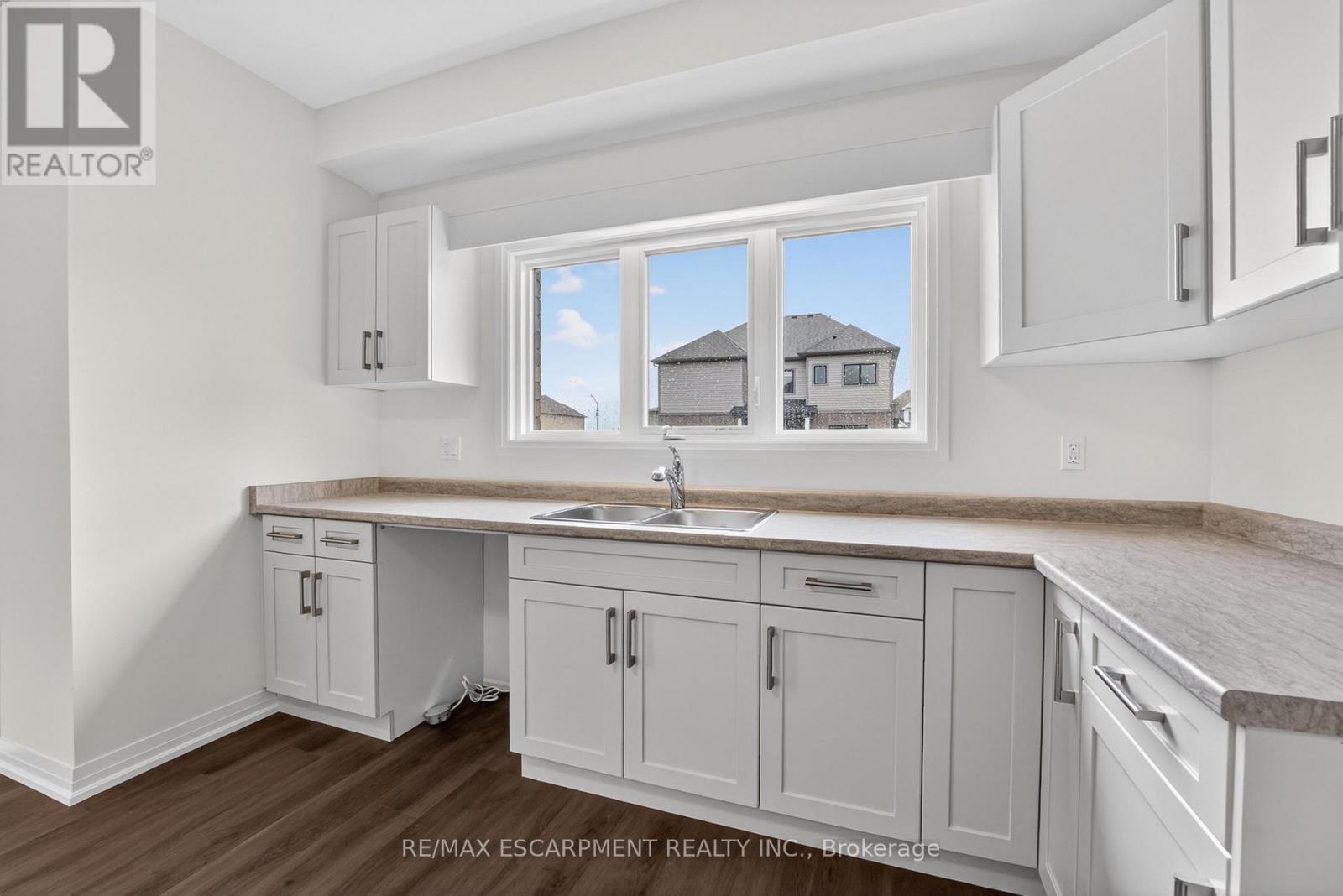 1034 Kraft Road N Property Photo 18