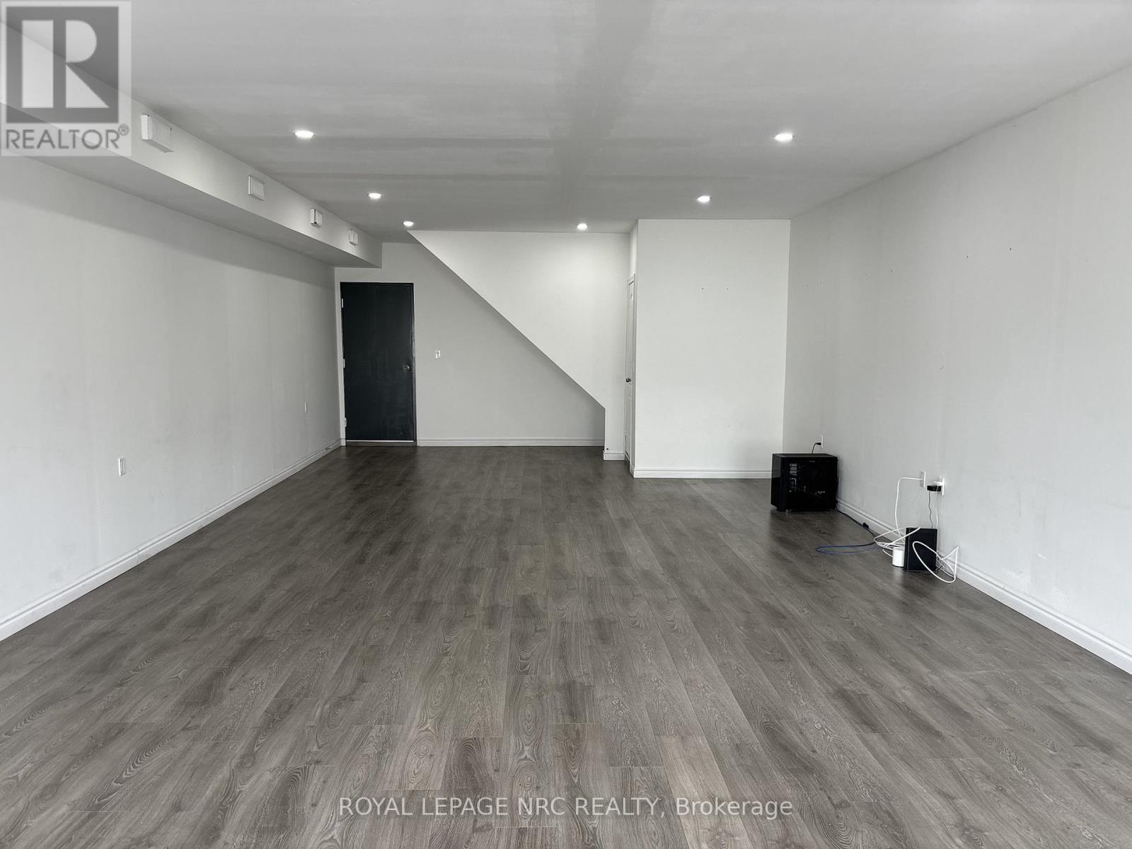 138 Main Street W Property Photo 7