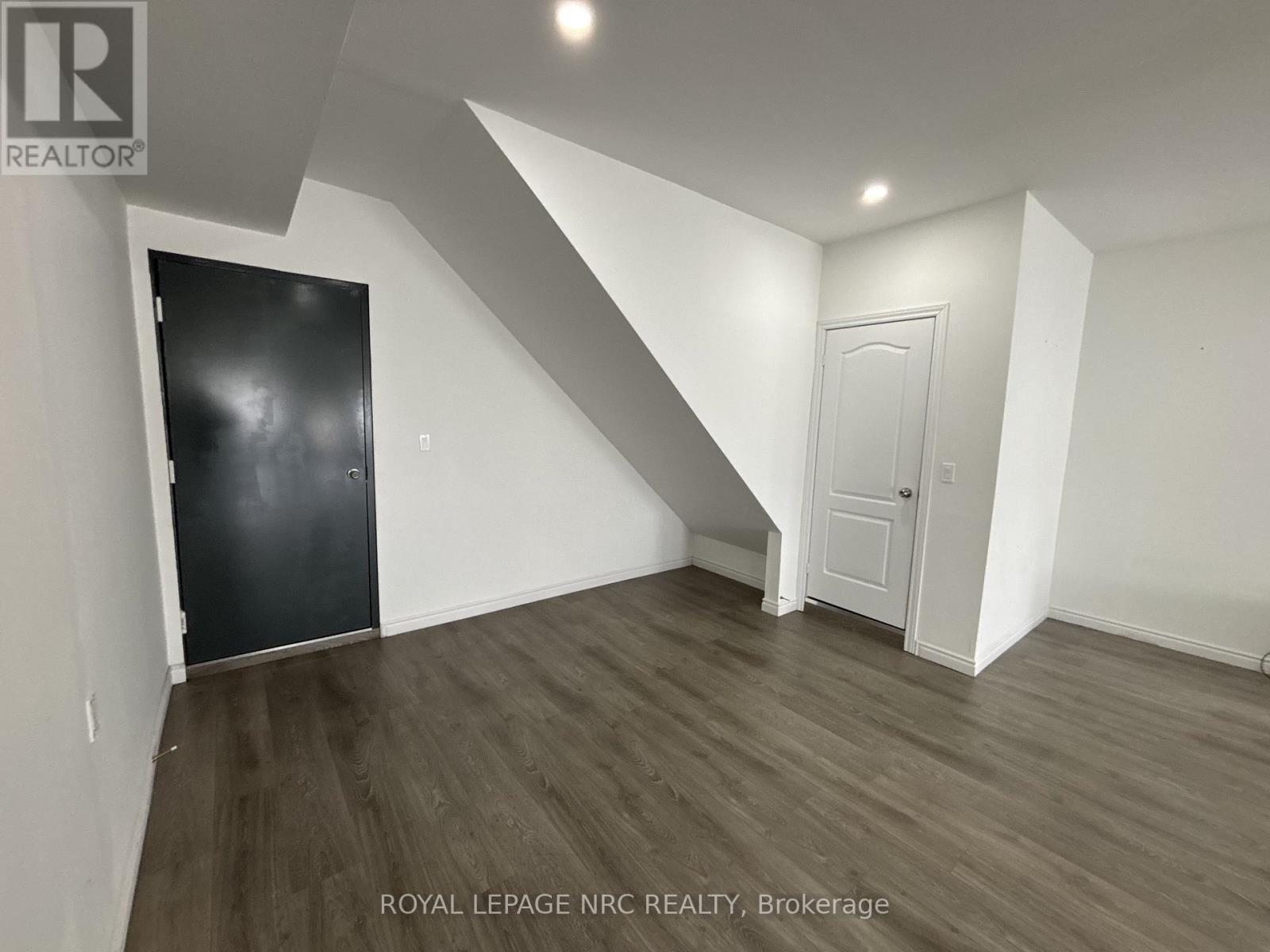 138 Main Street W Property Photo 10