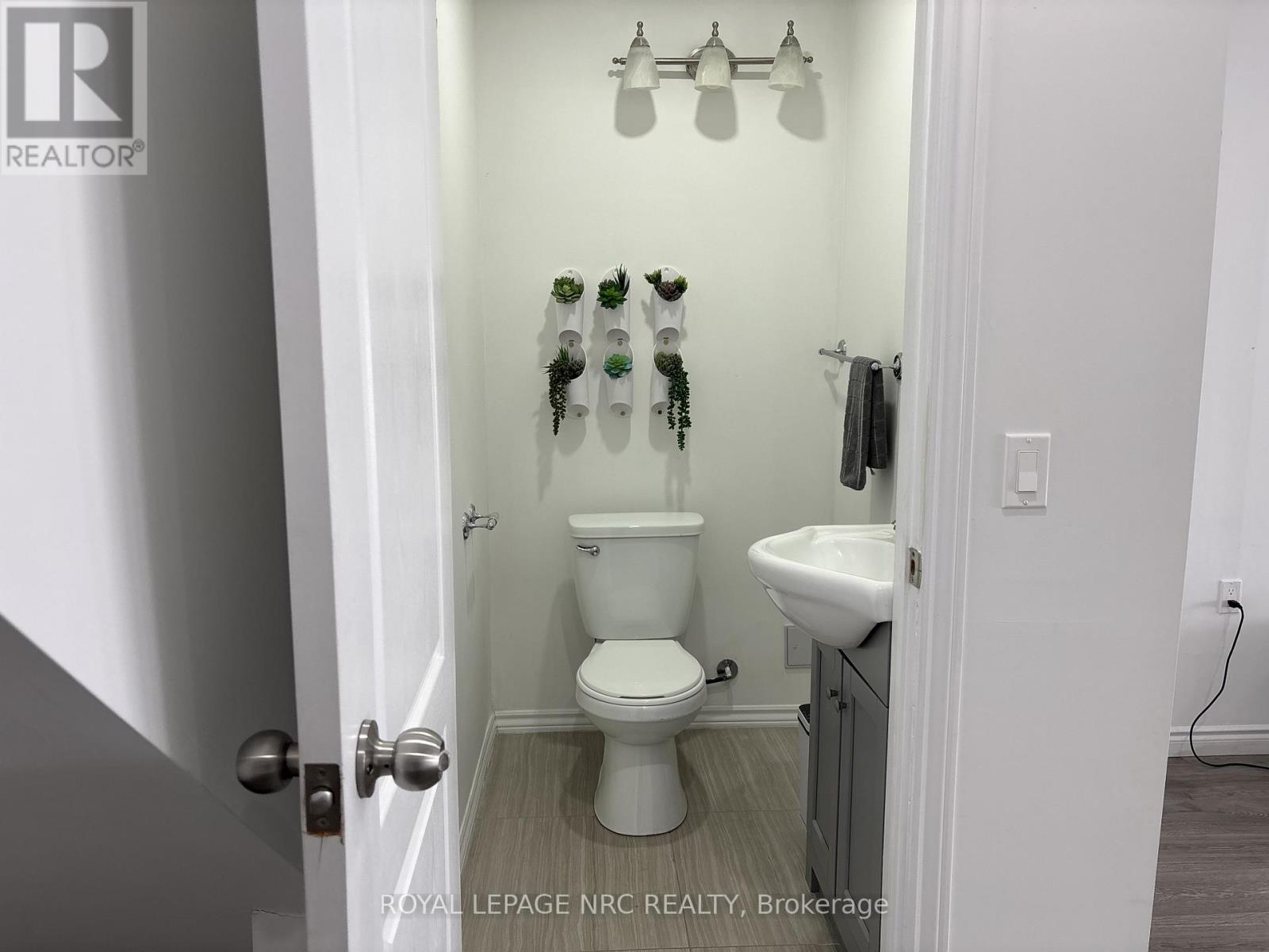 138 Main Street W Property Photo 11