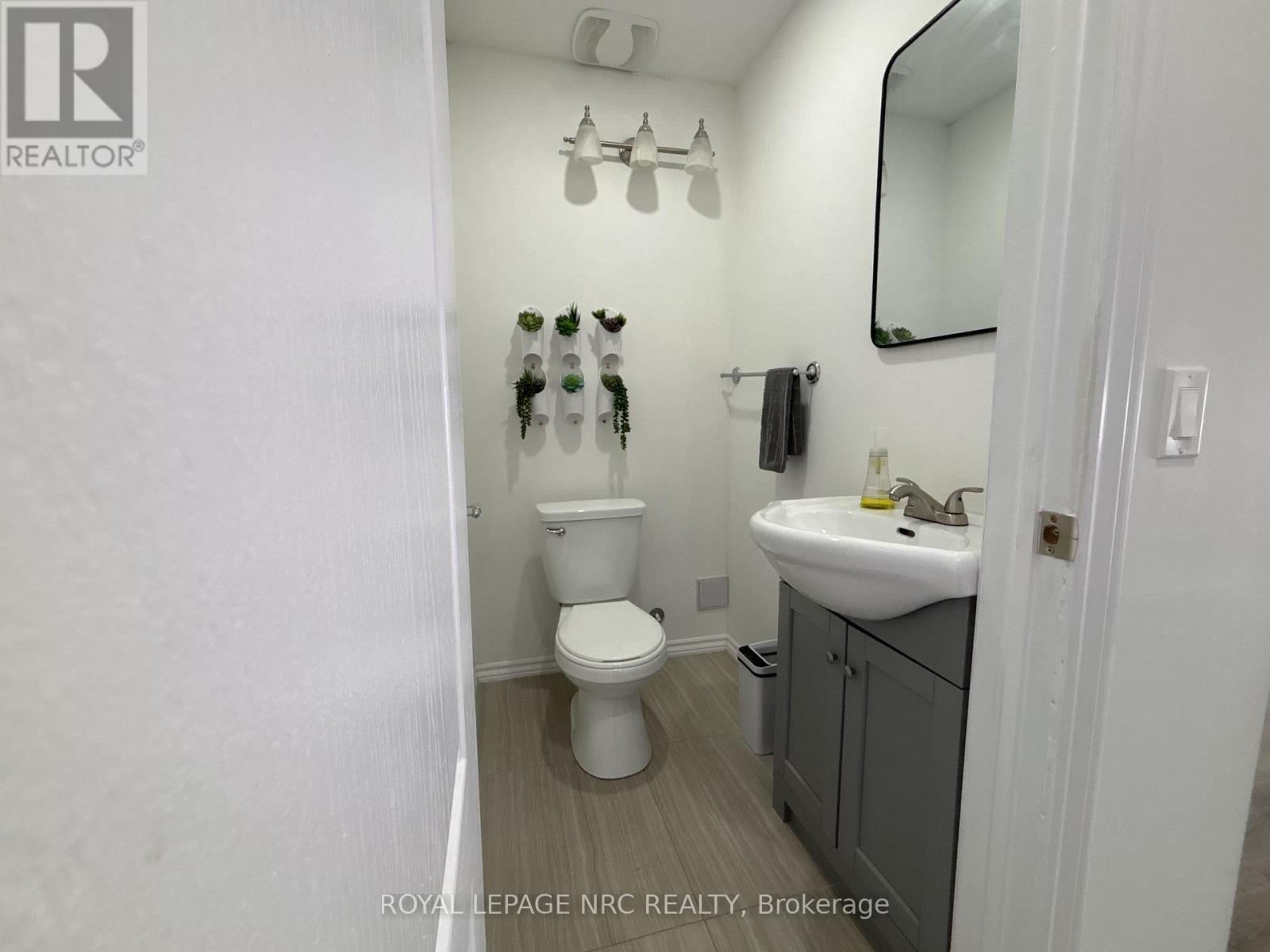 138 Main Street W Property Photo 12
