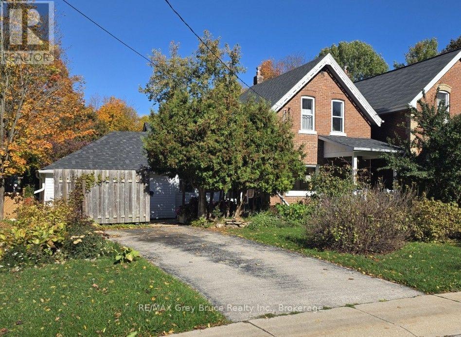 648 9TH STREET E Property Photo 1