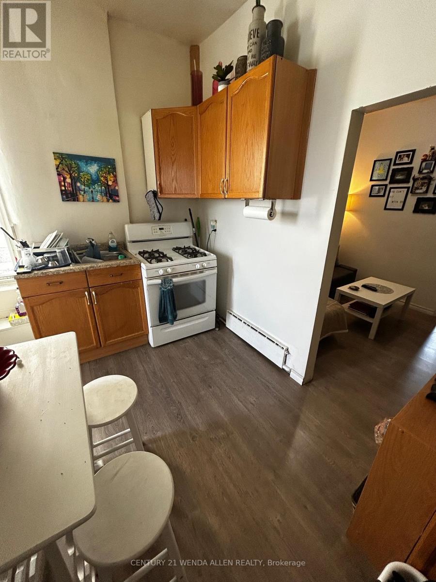 11 Queen Street E Property Photo 6