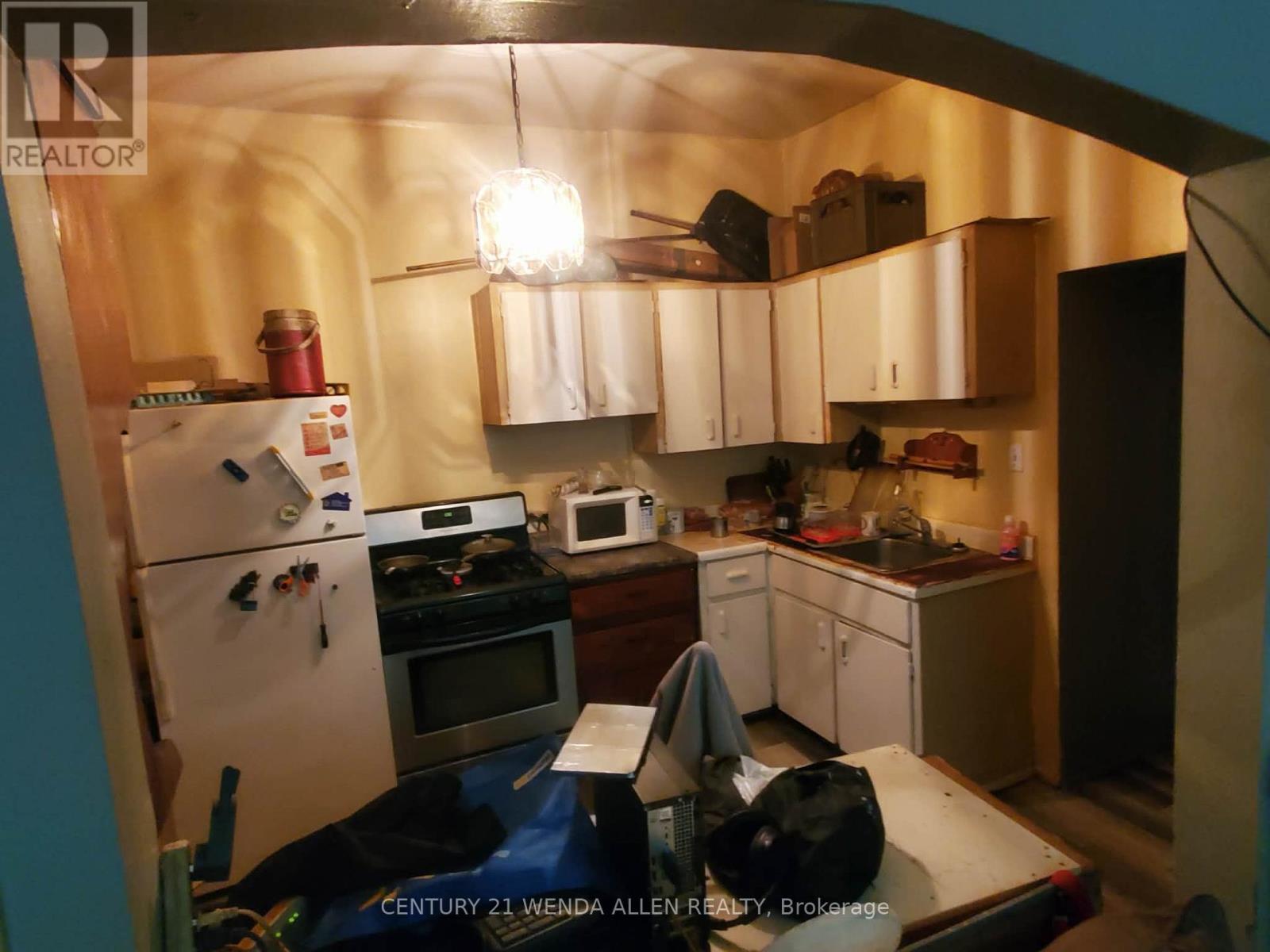 11 Queen Street E Property Photo 9