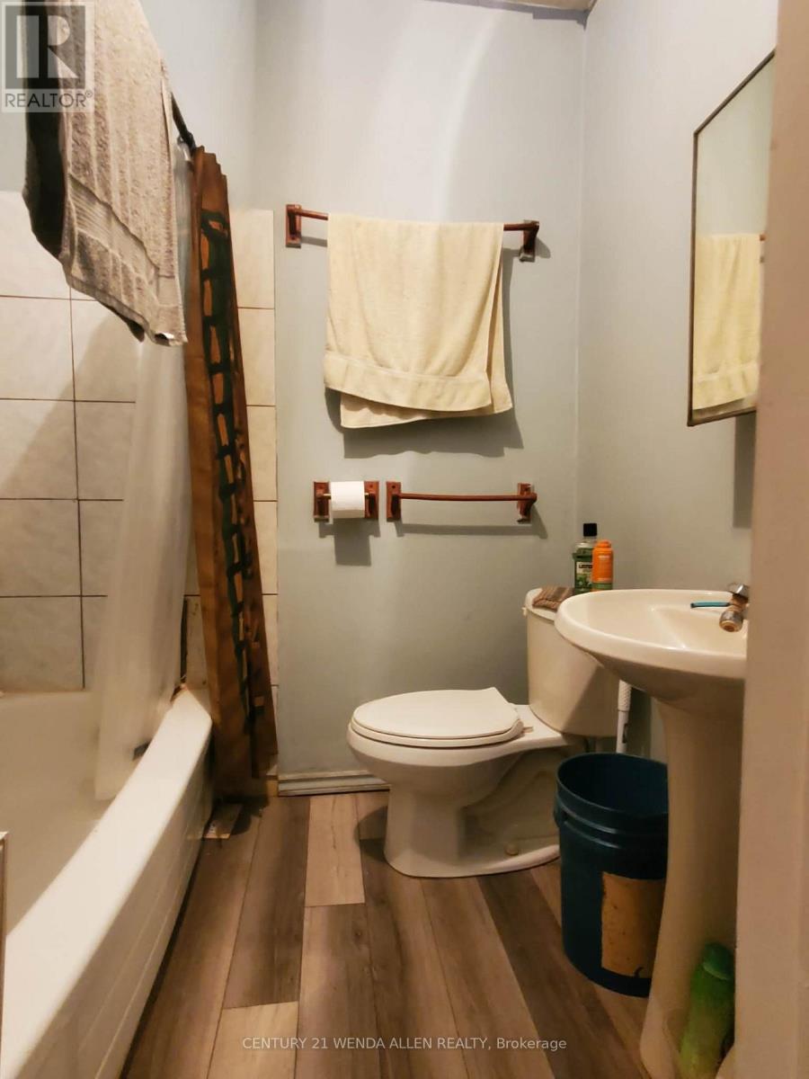 11 Queen Street E Property Photo 15