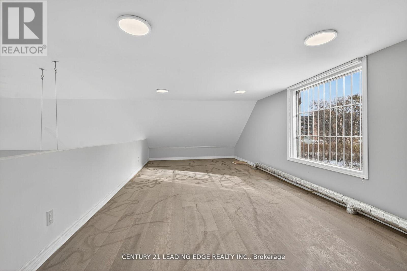 556 Bath Road E Property Photo 31