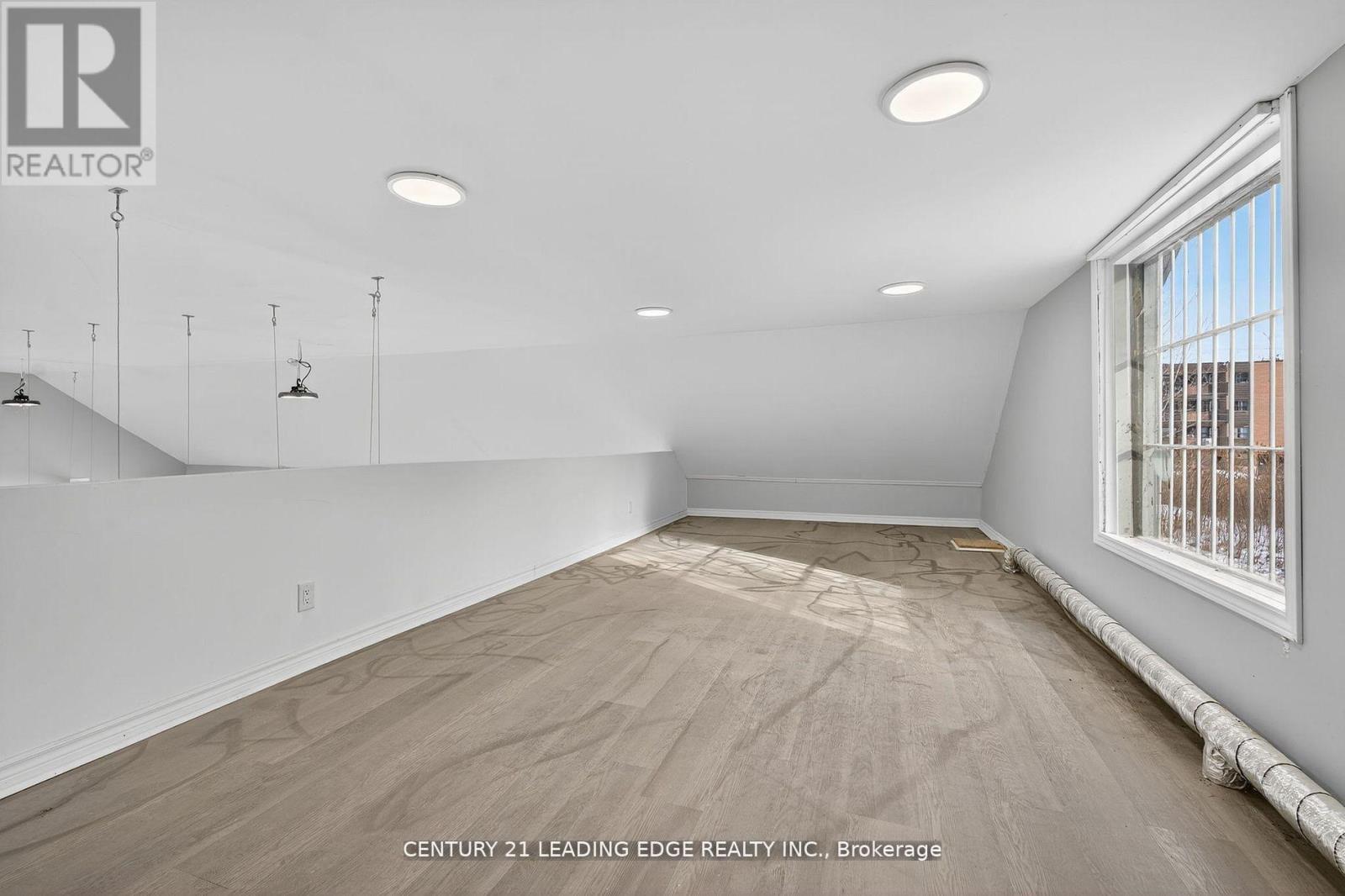 556 Bath Road E Property Photo 32