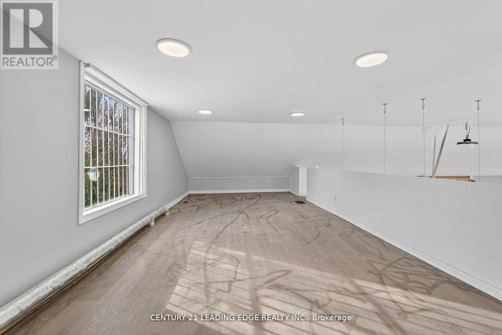 556 Bath Road E Property Photo 33