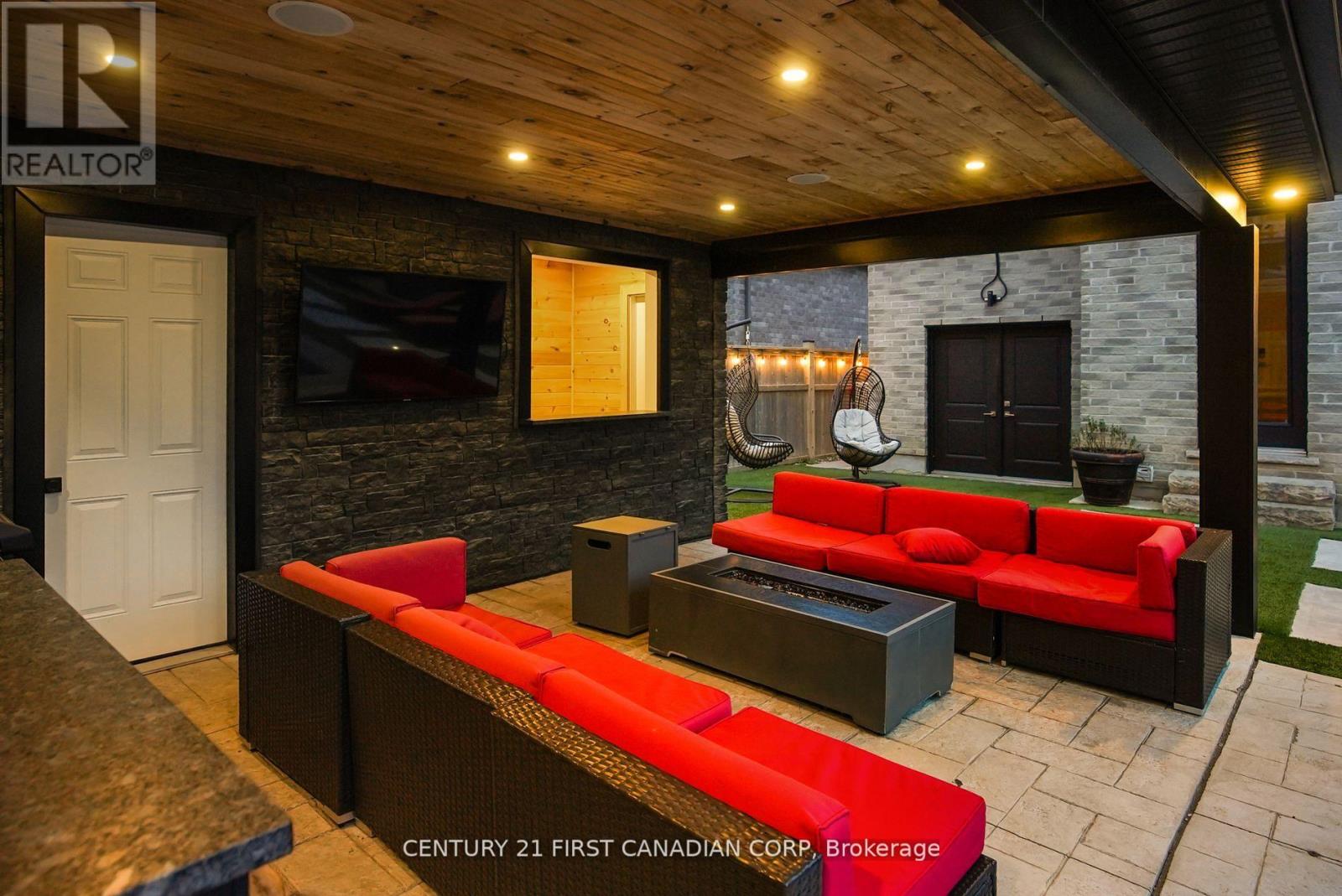 90 Pebblecreek Walk W Property Photo 9