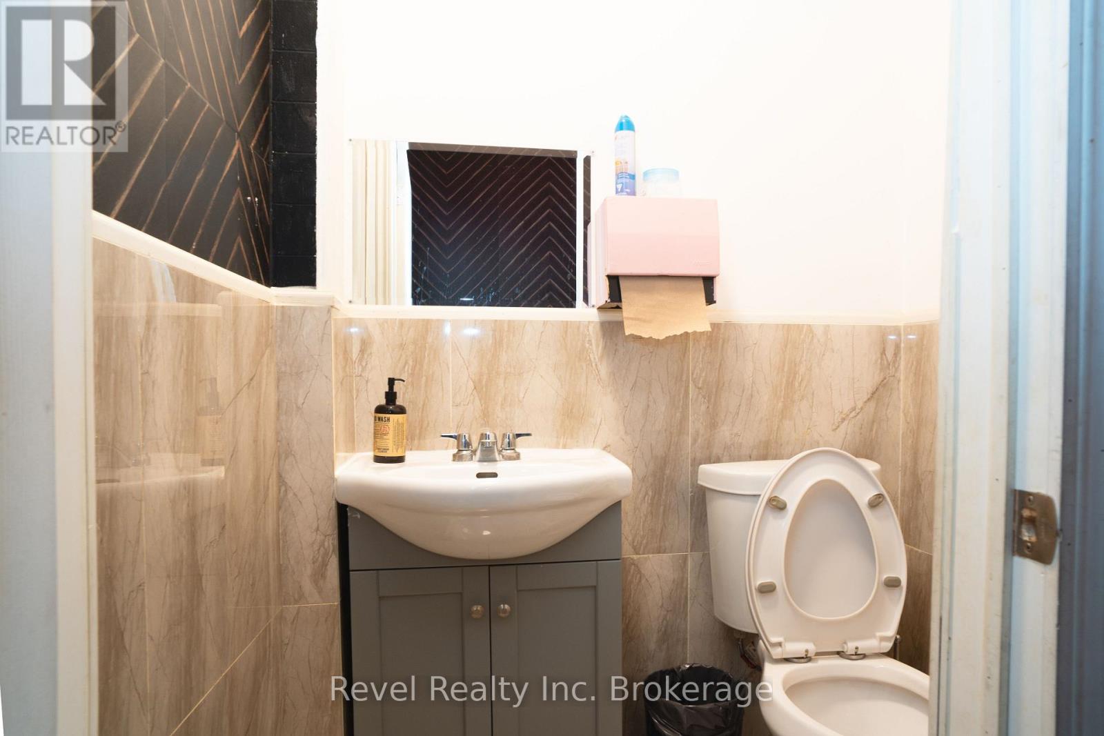 407 Ferguson Street Property Photo 8