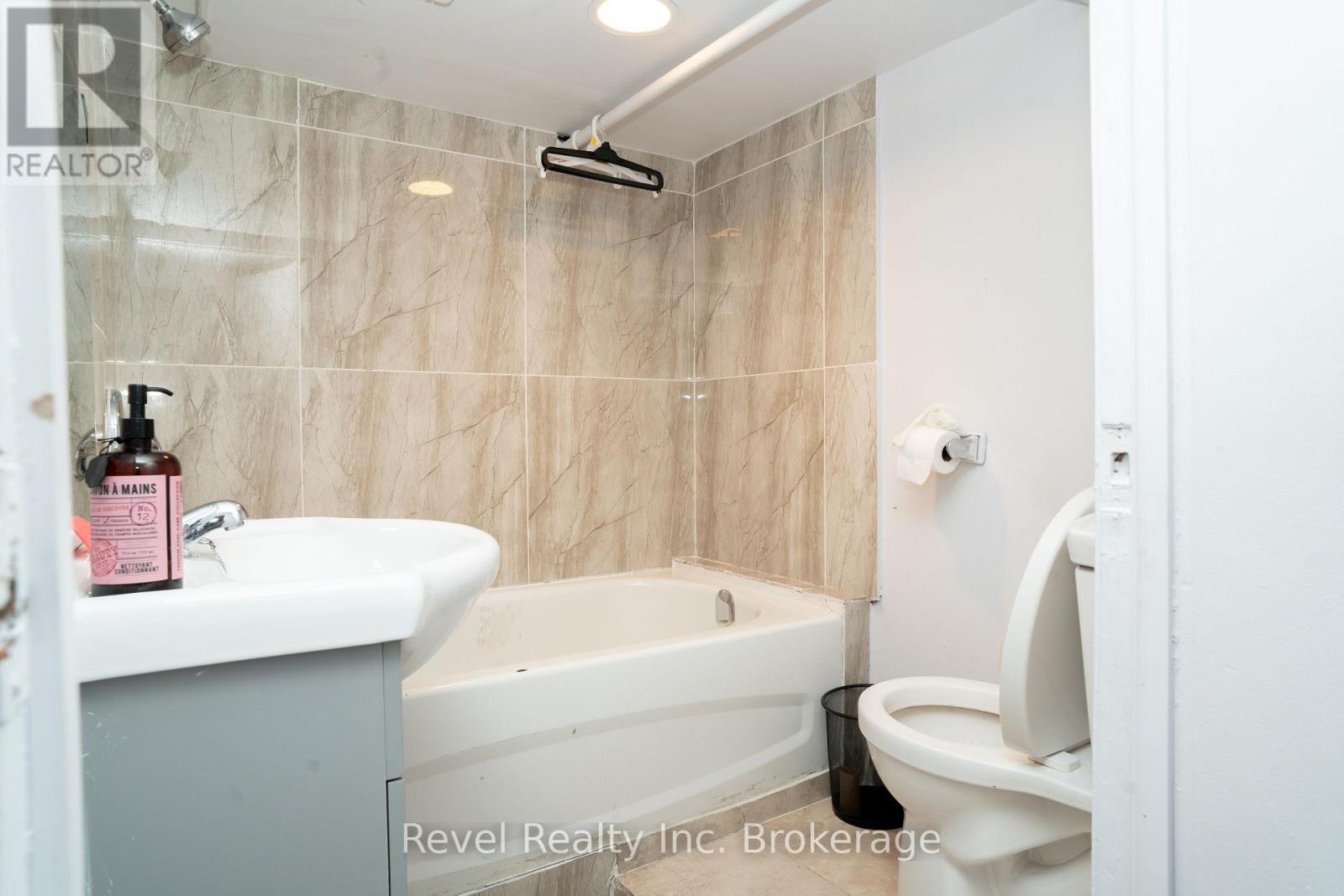 407 Ferguson Street Property Photo 10