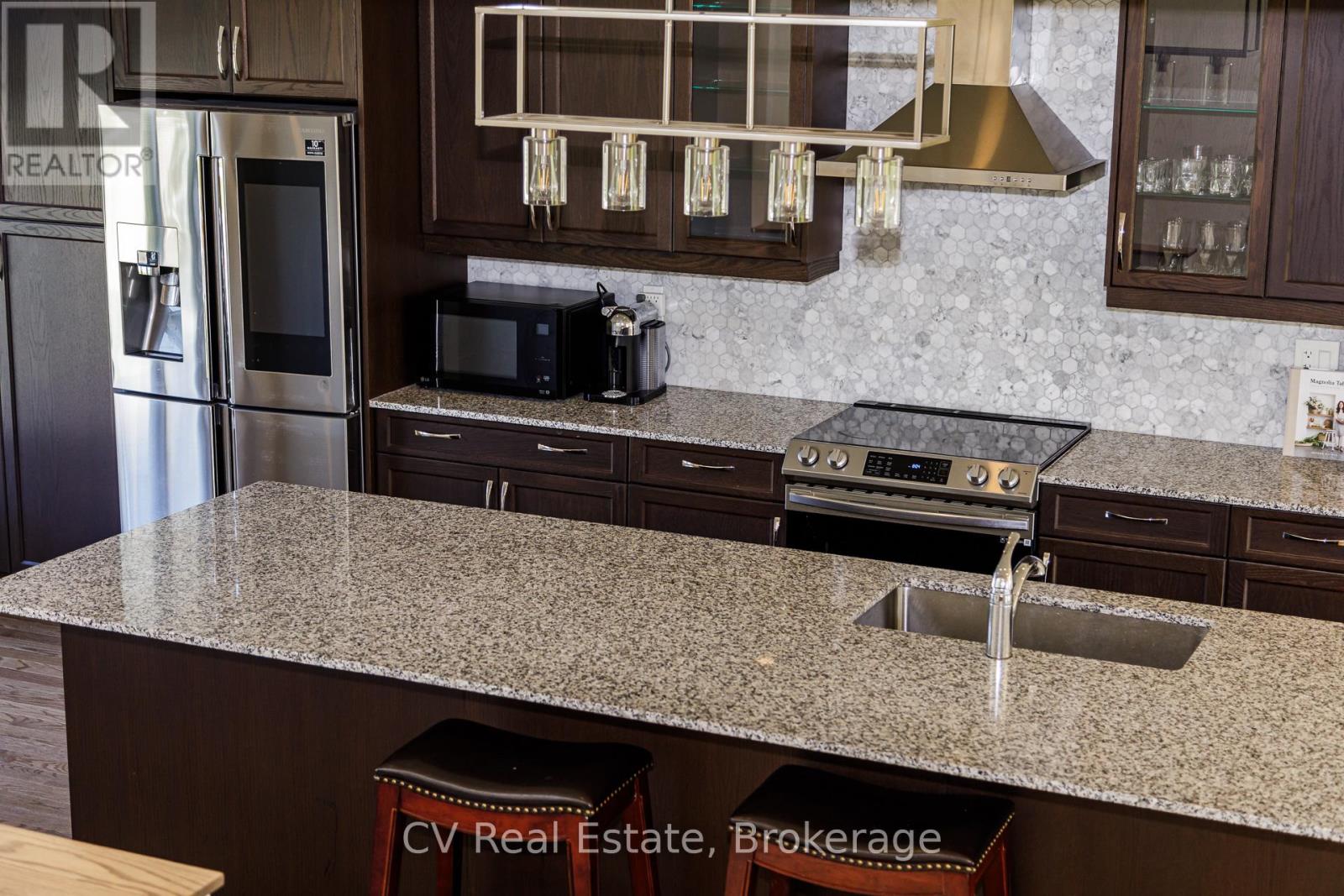 111 Stoneleigh Drive Property Photo 14