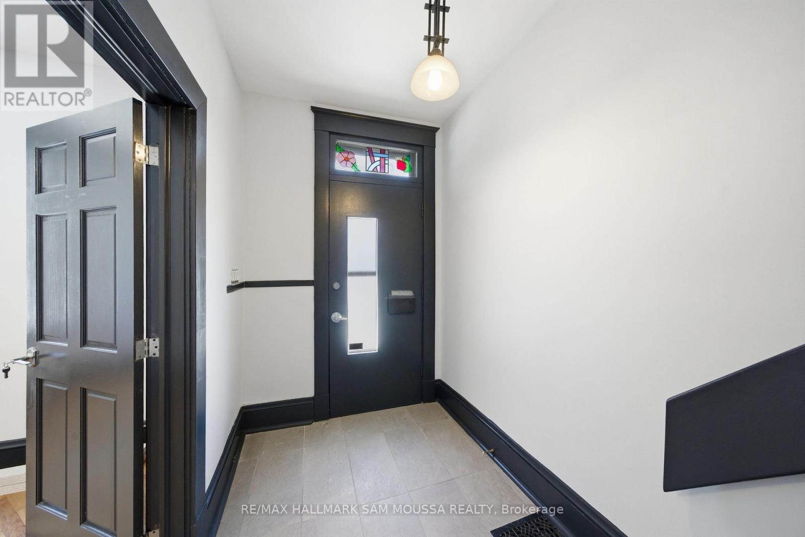79 Hinton Avenue N Property Photo 4